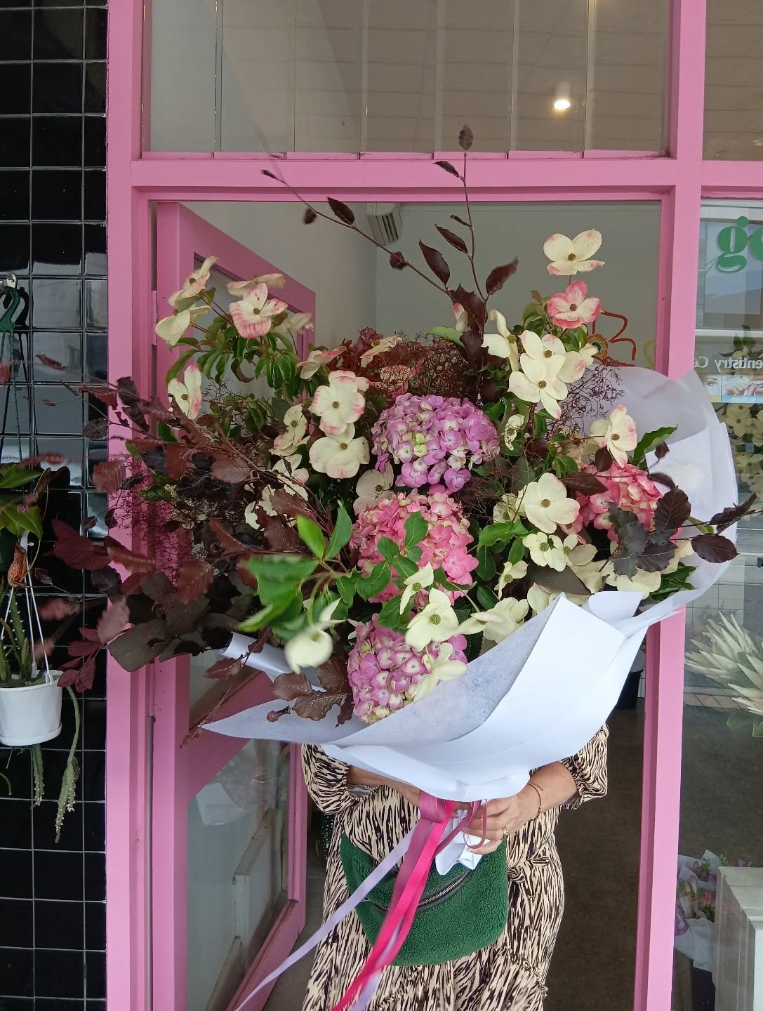 Happy Sunday, flower lovers. We're open until 2 pm today! 🎀🎀