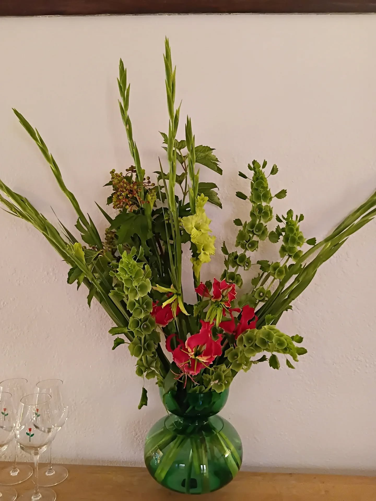 Second last day of the year to pop in and get flowers! We are open until 2 pm. 

Last day to go next door to @ruziaswine and enjoy the wine and jazz (&amp; florals by us) 🌹🌹

We'll both be back to usual on January 14th.