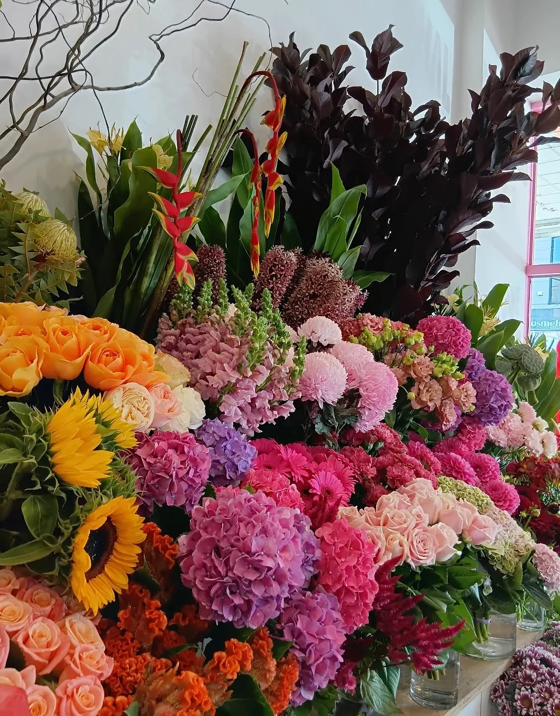 It's a beautiful weekend to come in and get some fresh flowers 🌼🌻🌸