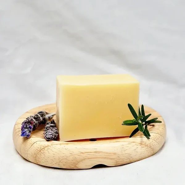 Plastic-free shampoo bar with plant-derived oils and essential oils for balanced hair care.
