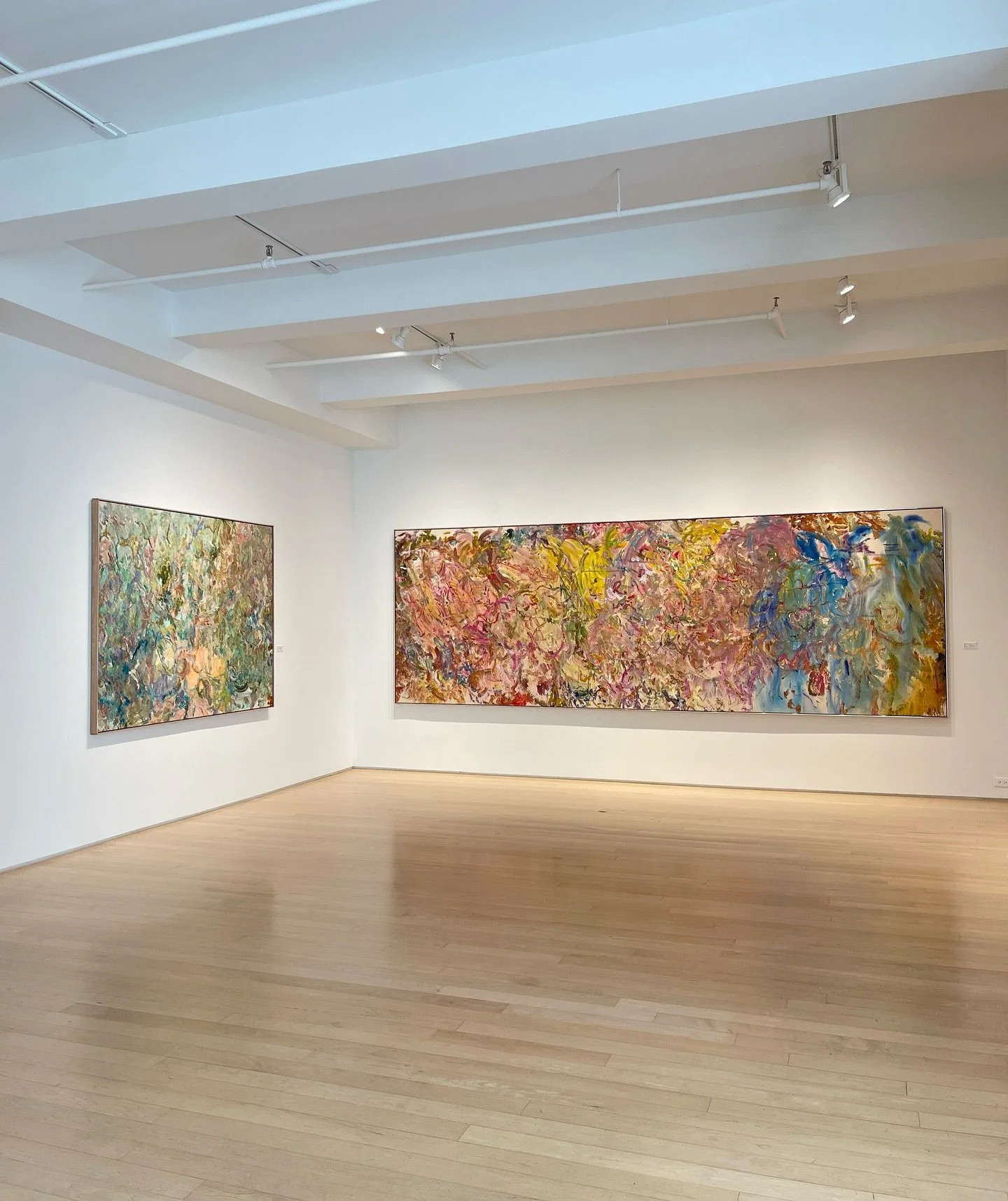 Being one of the hottest days in New York, even stepping outside felt like a poor life choice...But this show at #YaresArt had been on my mind for some time.

At 87, having found his stride in painting back in 1959, postwar abstractionist Larry Poons