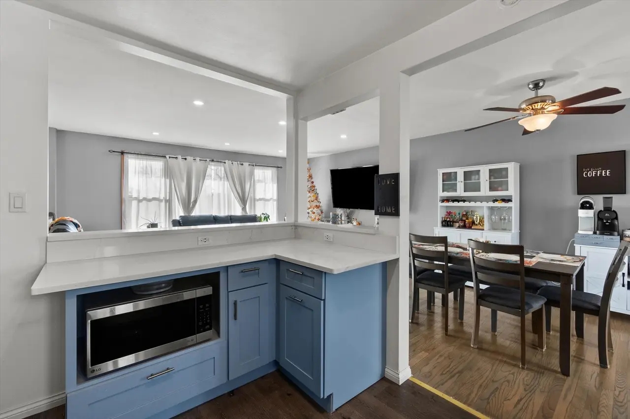 Gray Shaker Kitchen Cabinets in Oak Lawn, IL