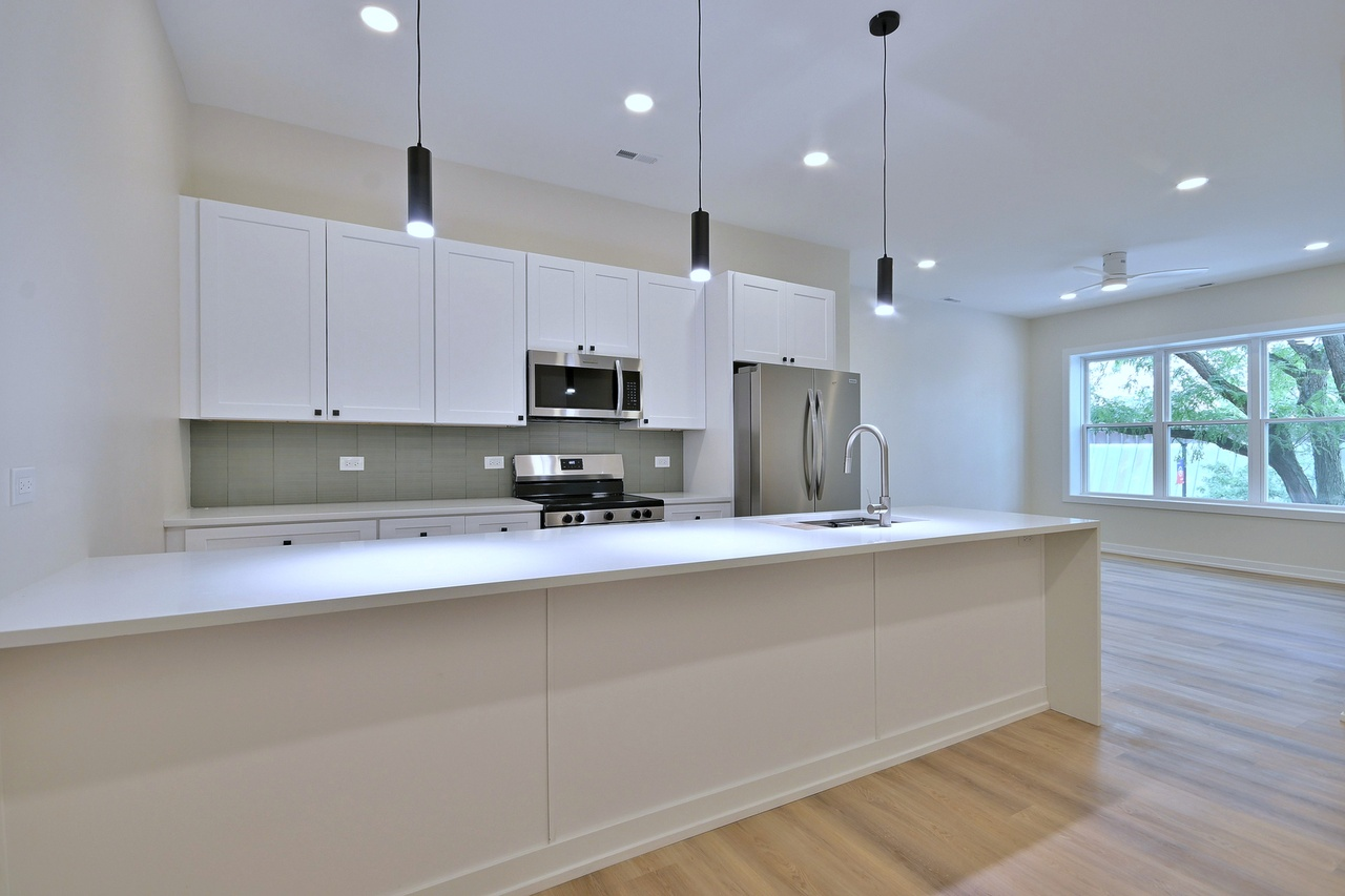 Shaker White Kitchen Cabinets in Oak Park, IL