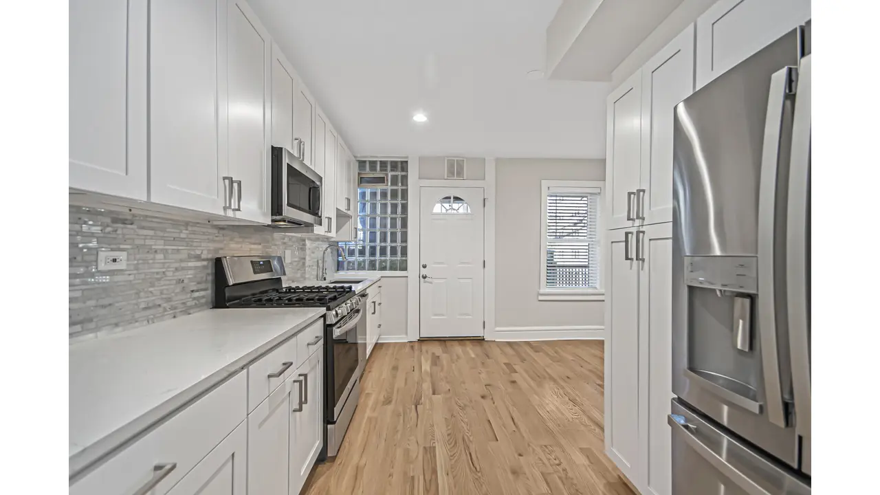 White Shaker Kitchen Cabinets in Berwyn, IL