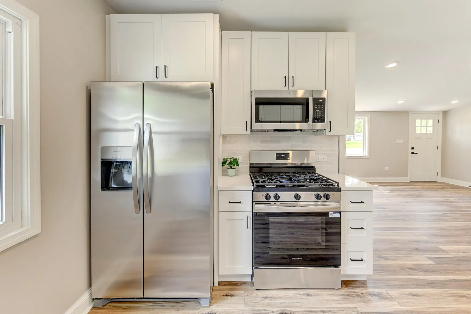 Dove White Shaker Kitchen Cabinets in Oak Lawn, IL