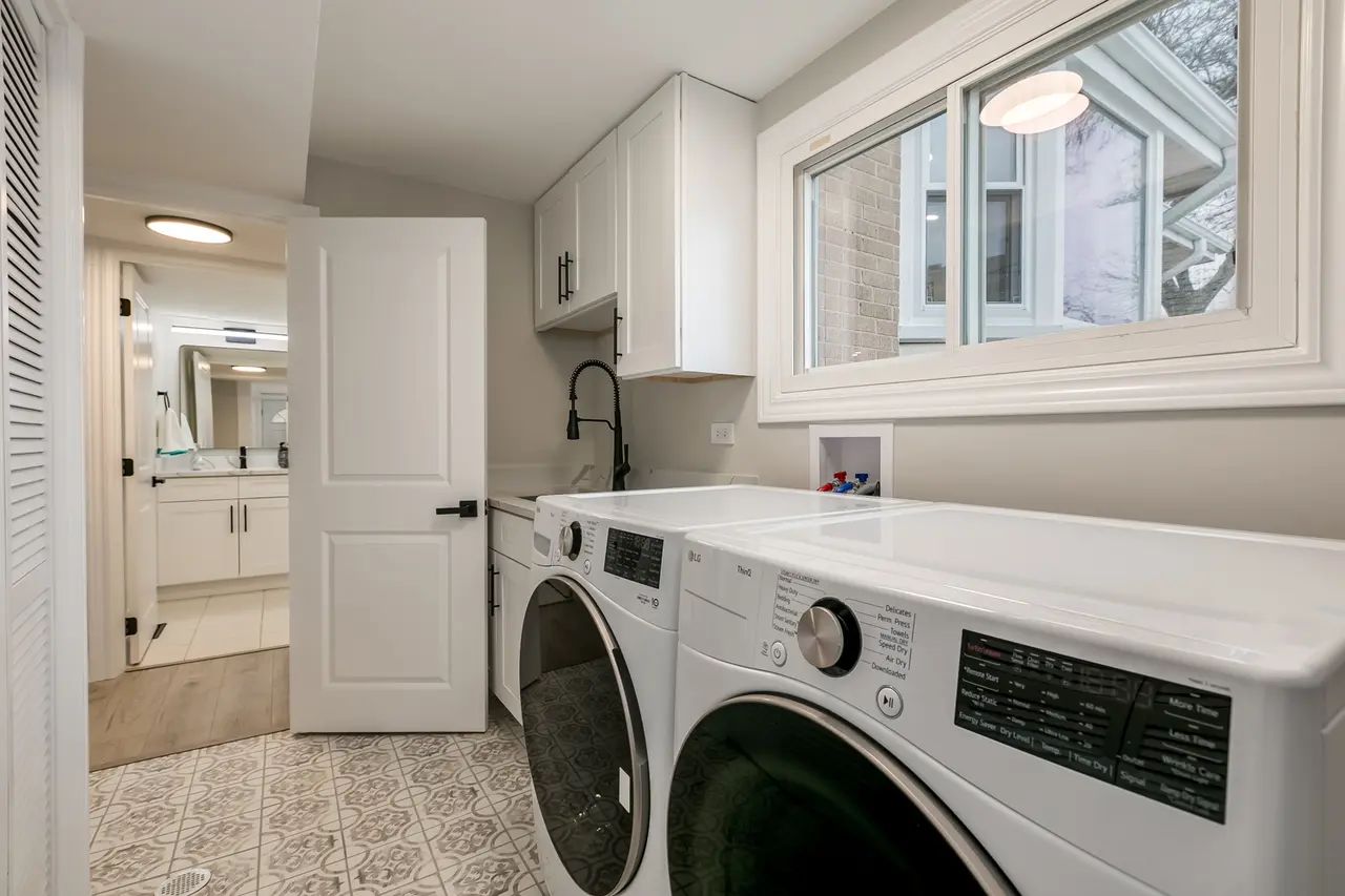 Shaker White Bolingbrook, IL-2.png