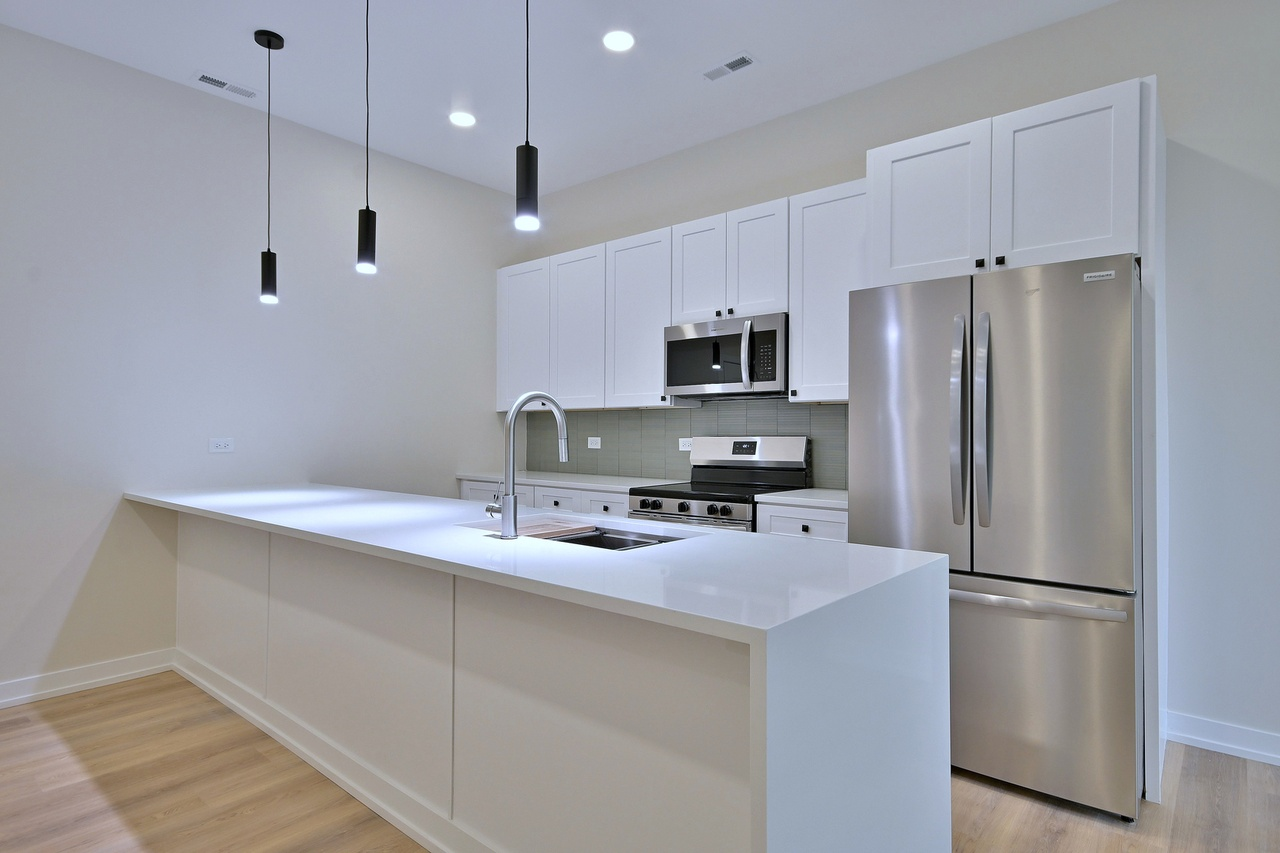 Shaker White Kitchen Cabinets in Hoffman Estates, IL
