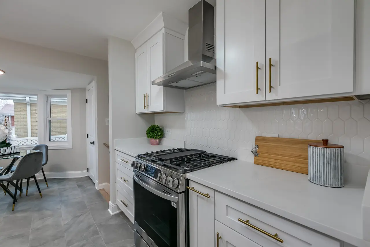 Shaker White Kitchen Cabinets in Naperville, IL