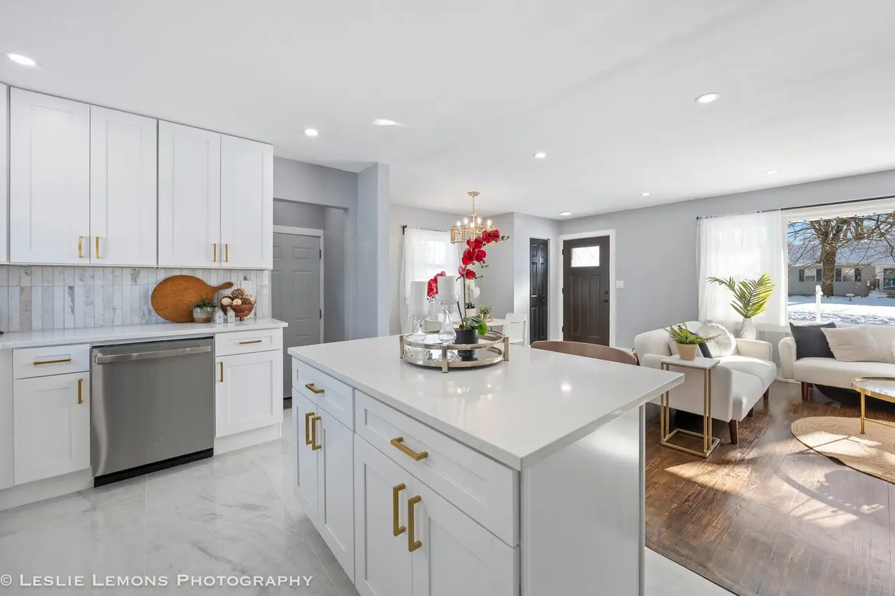 Shaker White Kitchen Cabinets in Wheaton, IL