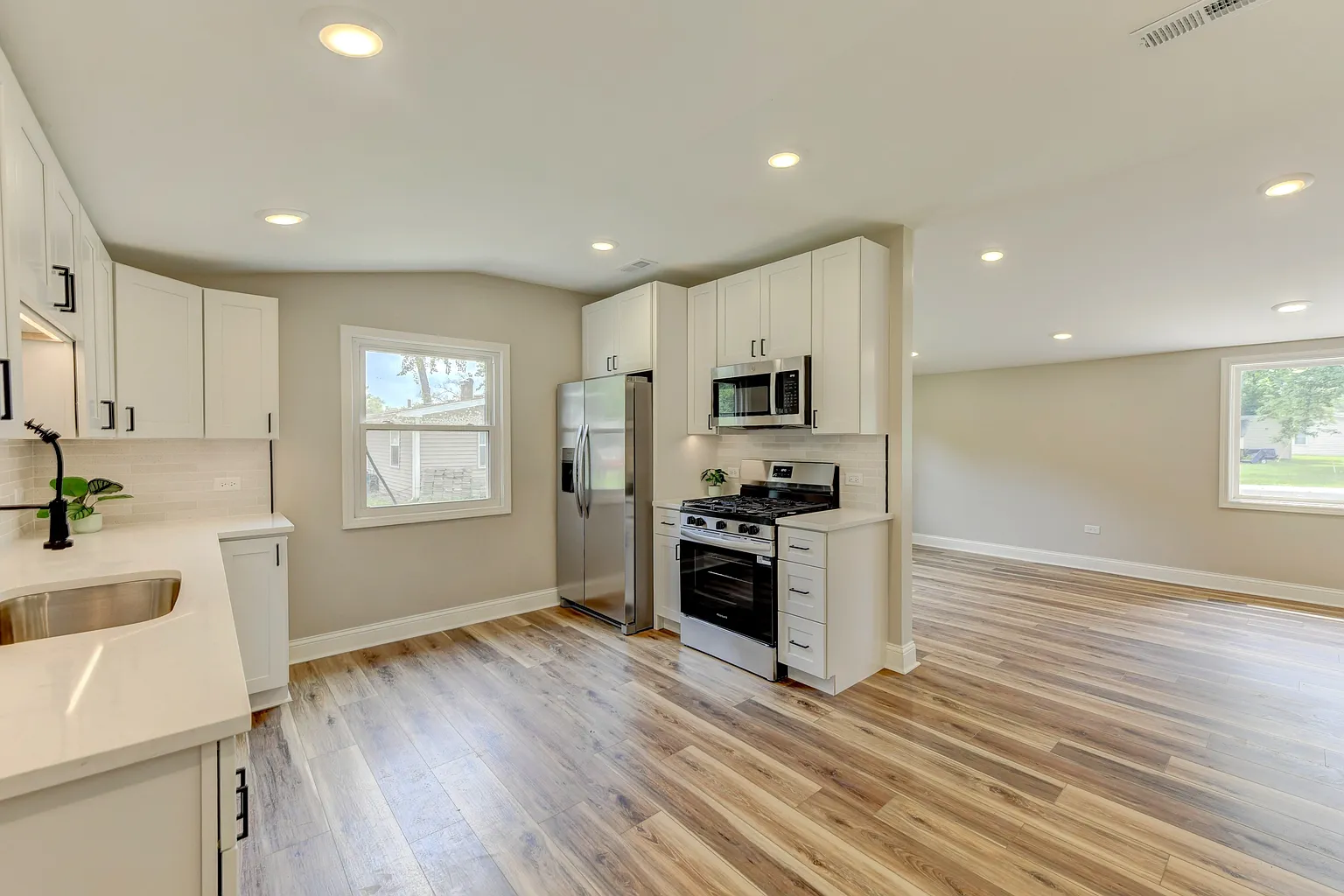 Dove White Shaker Kitchen Cabinets in Skokie, IL
