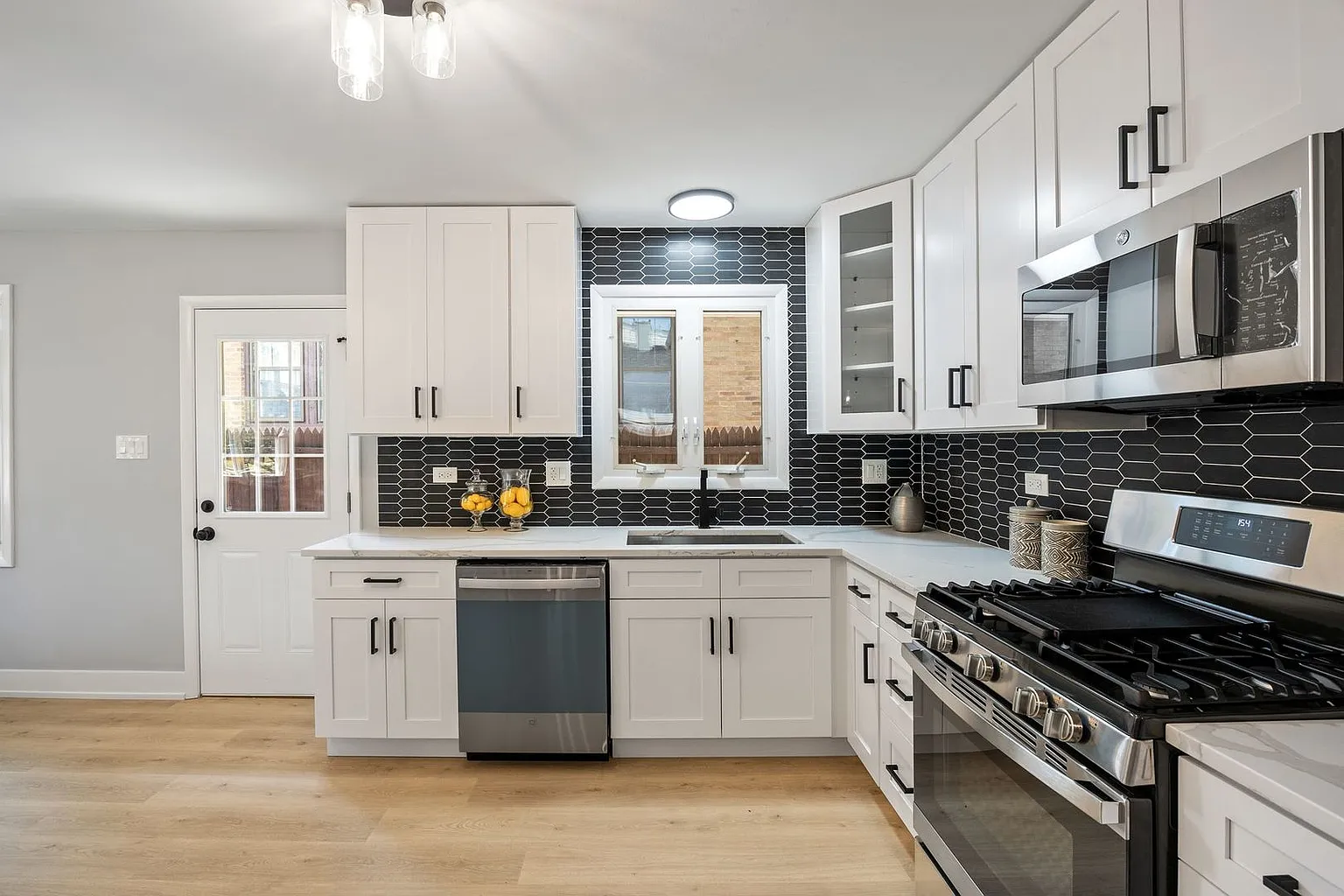 Shaker White Kitchen Cabinets in Arlington Heights, IL