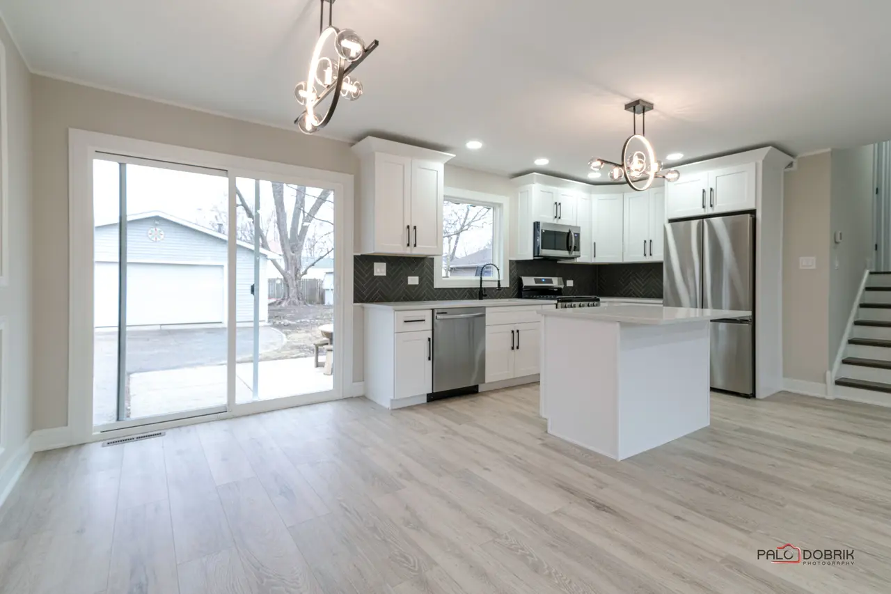 White Shaker Kitchen Cabinets in Hoffman Estates, IL