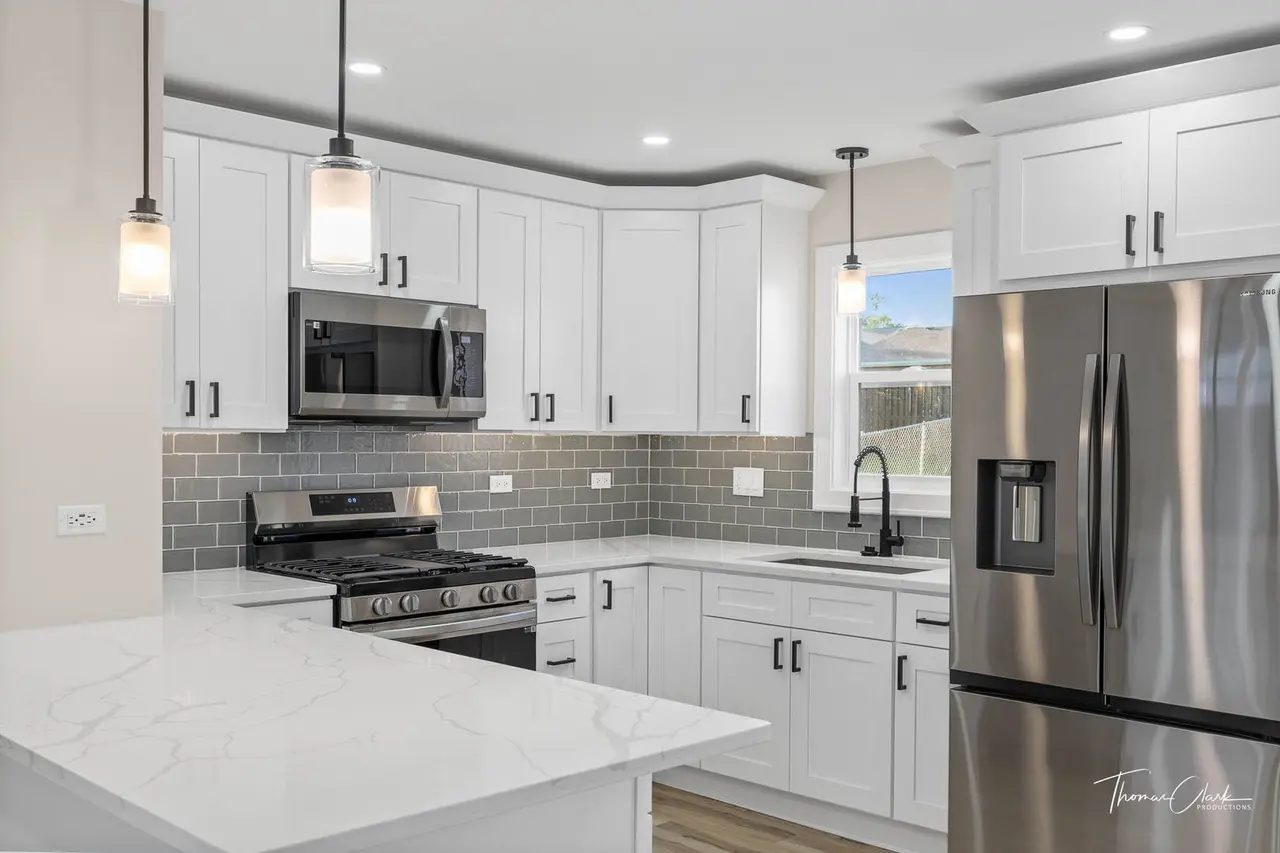 Shaker White Kitchen Cabinets in Des Plaines, IL