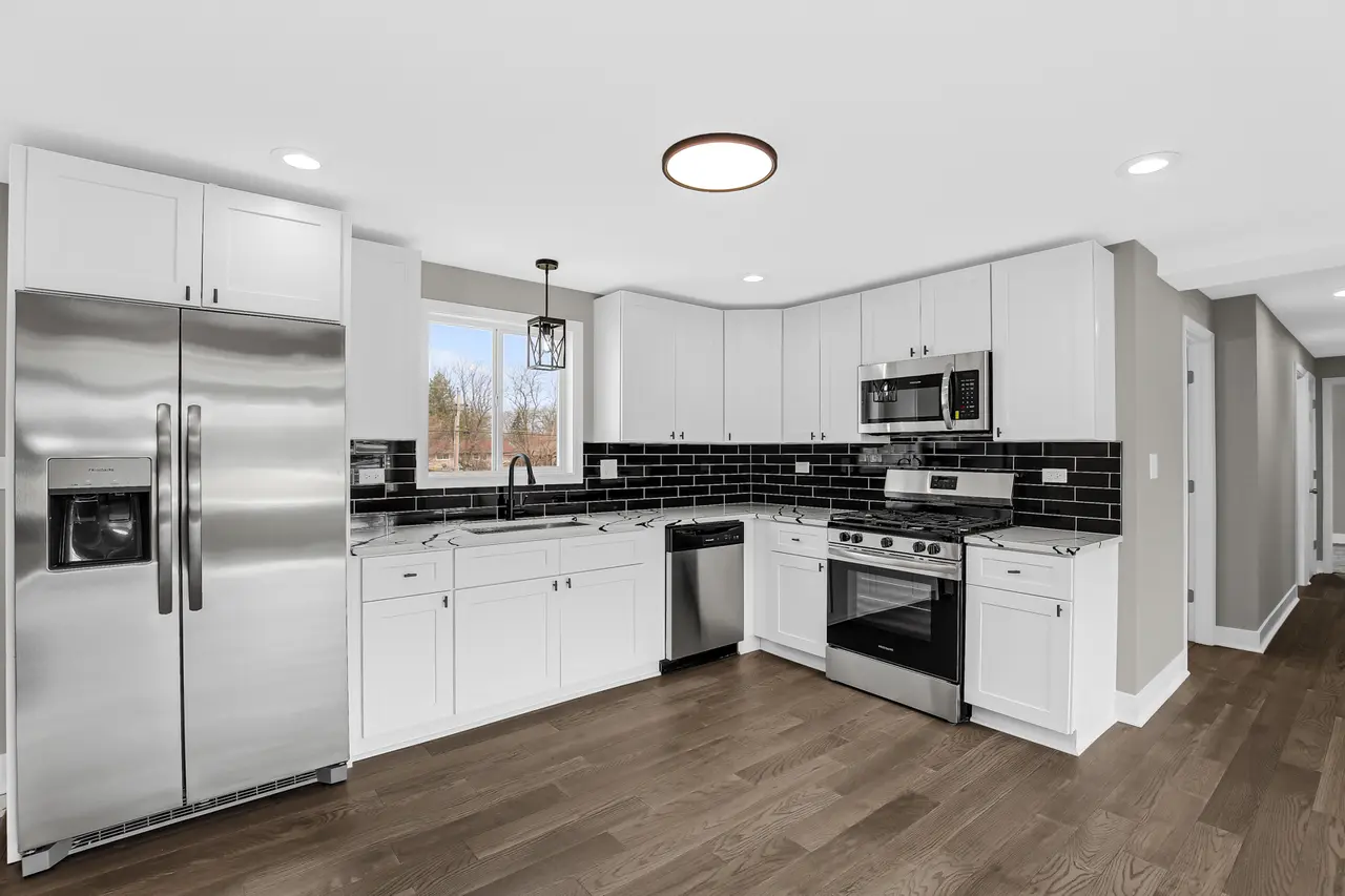 White Shaker Kitchen Cabinets in Des Plaines, IL