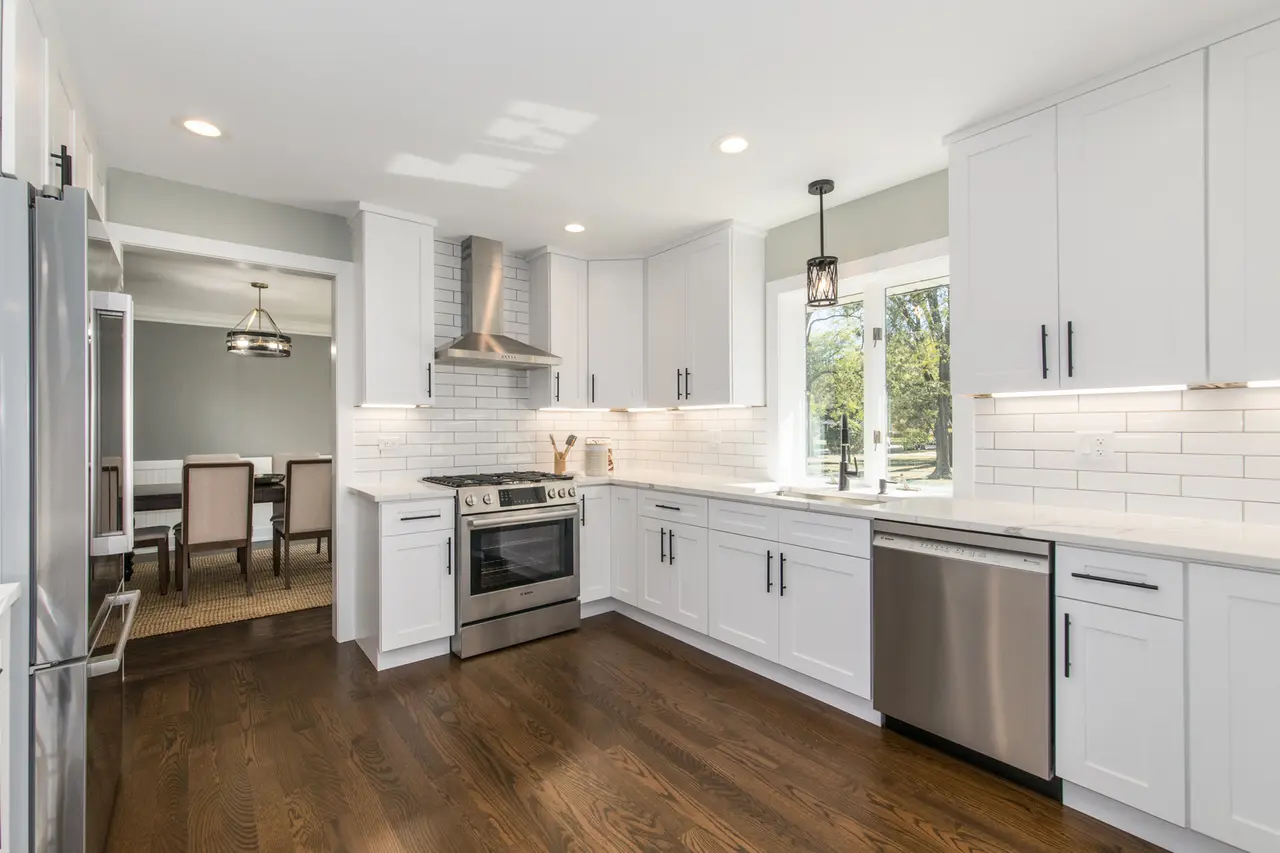 Shaker White Kitchen Cabinets in Chicago, IL