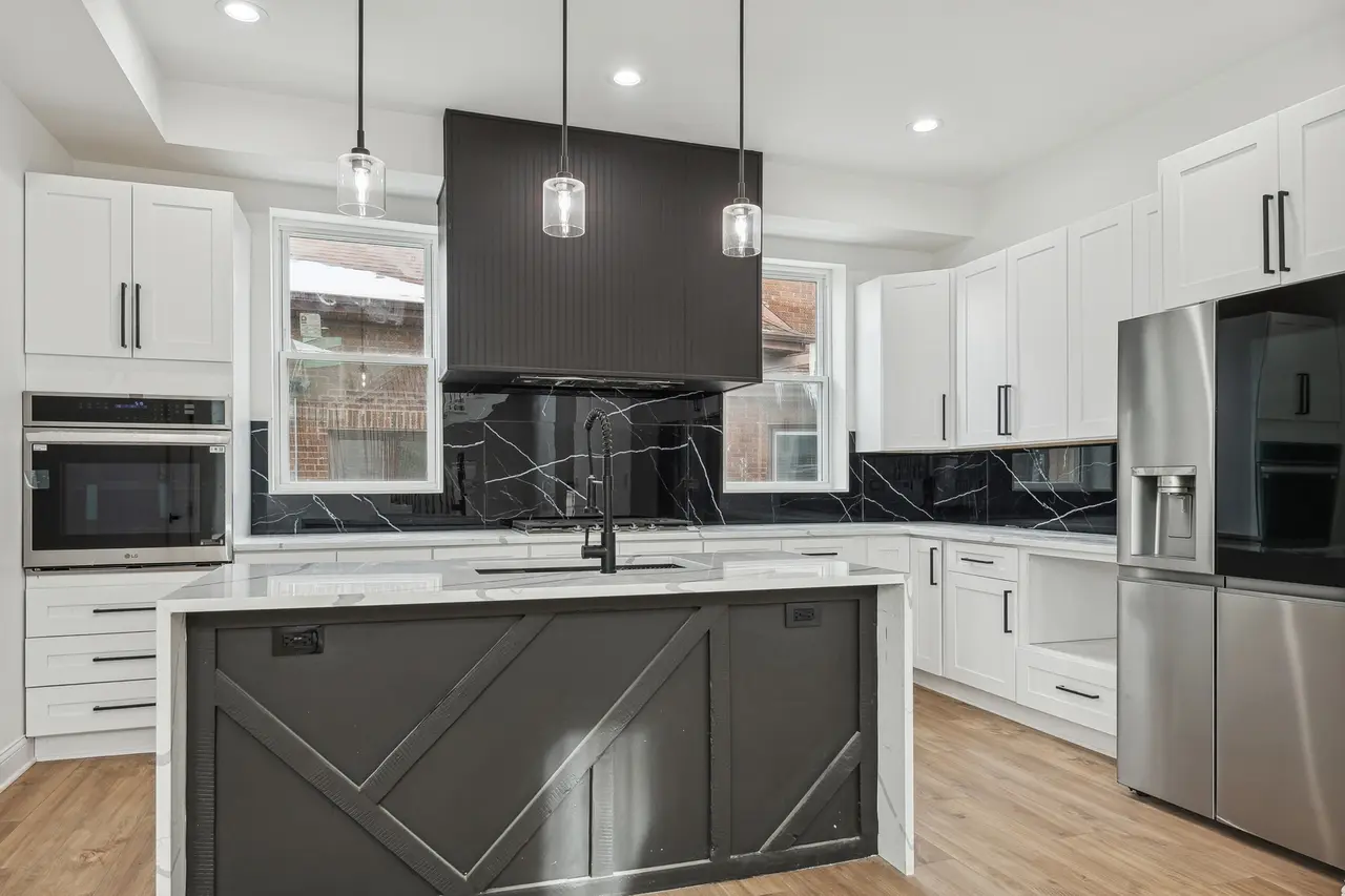 Shaker White Kitchen Cabinets in Oak Lawn, IL