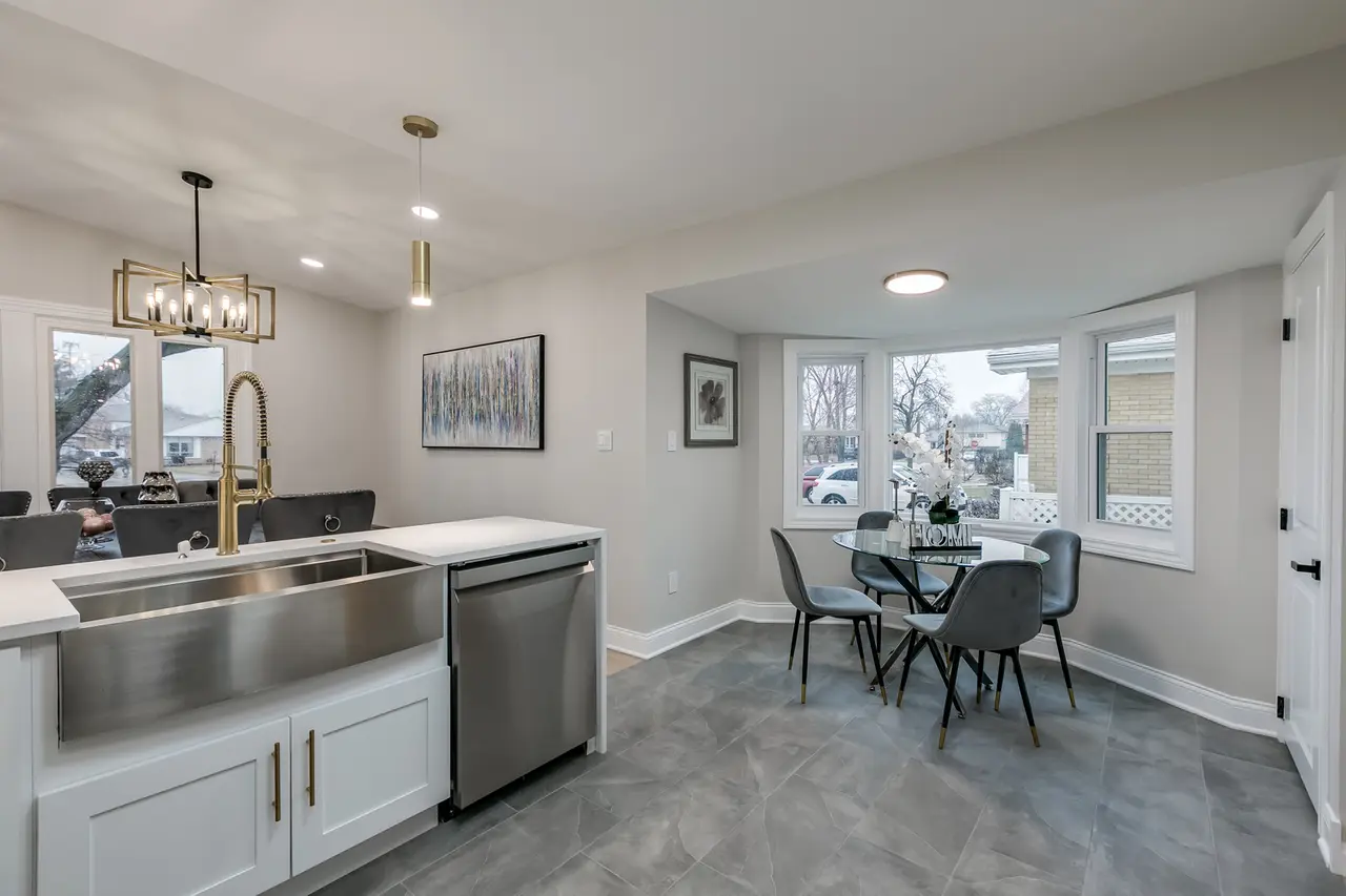Shaker White Kitchen Cabinets in Joliet, IL