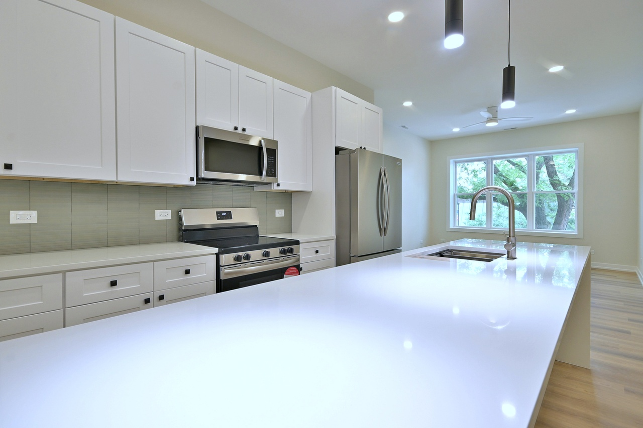 Shaker White Kitchen Cabinets in Wheaton, IL
