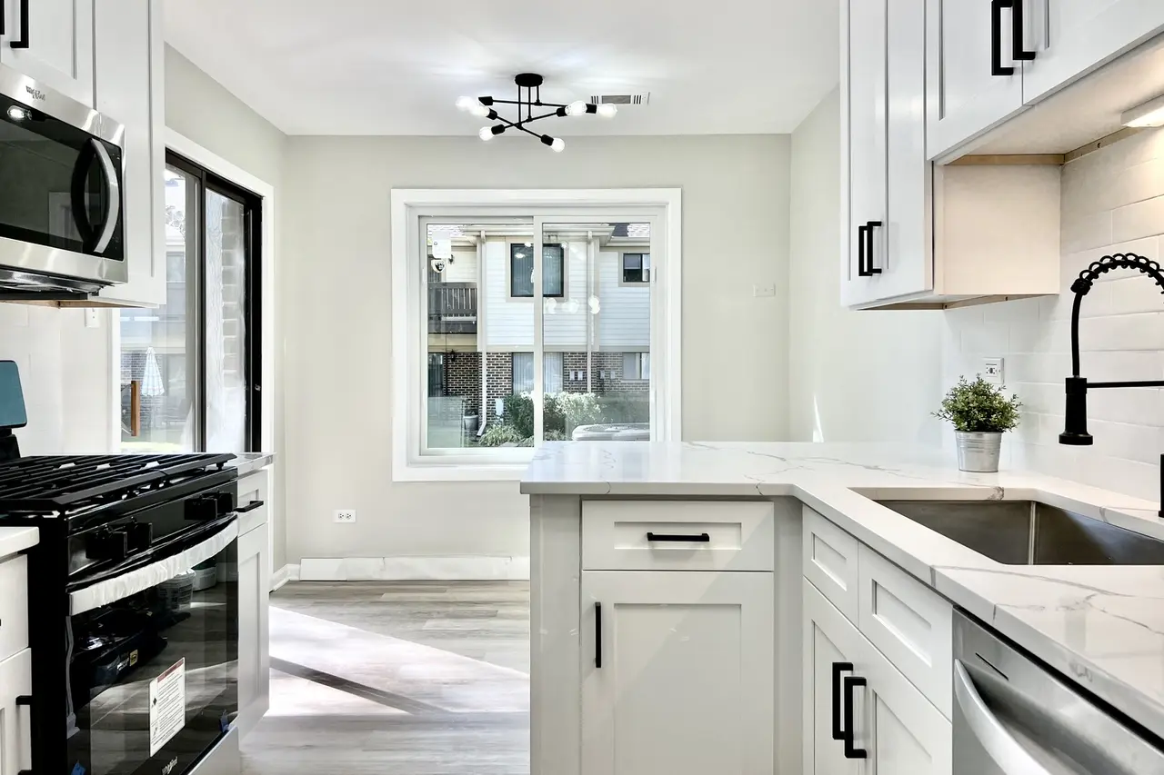 Shaker White Kitchen Cabinets in Bolingbrook, IL