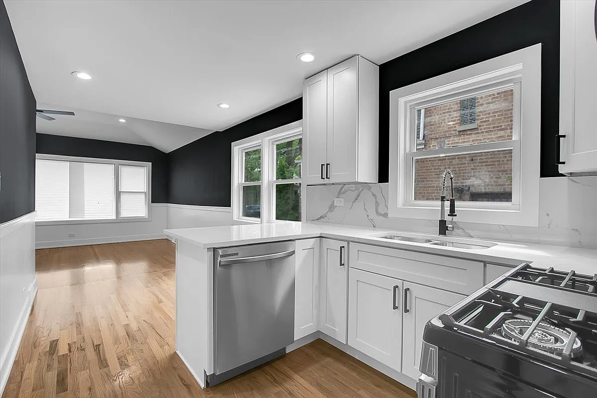 White Shaker Kitchen Cabinets in Elgin, IL