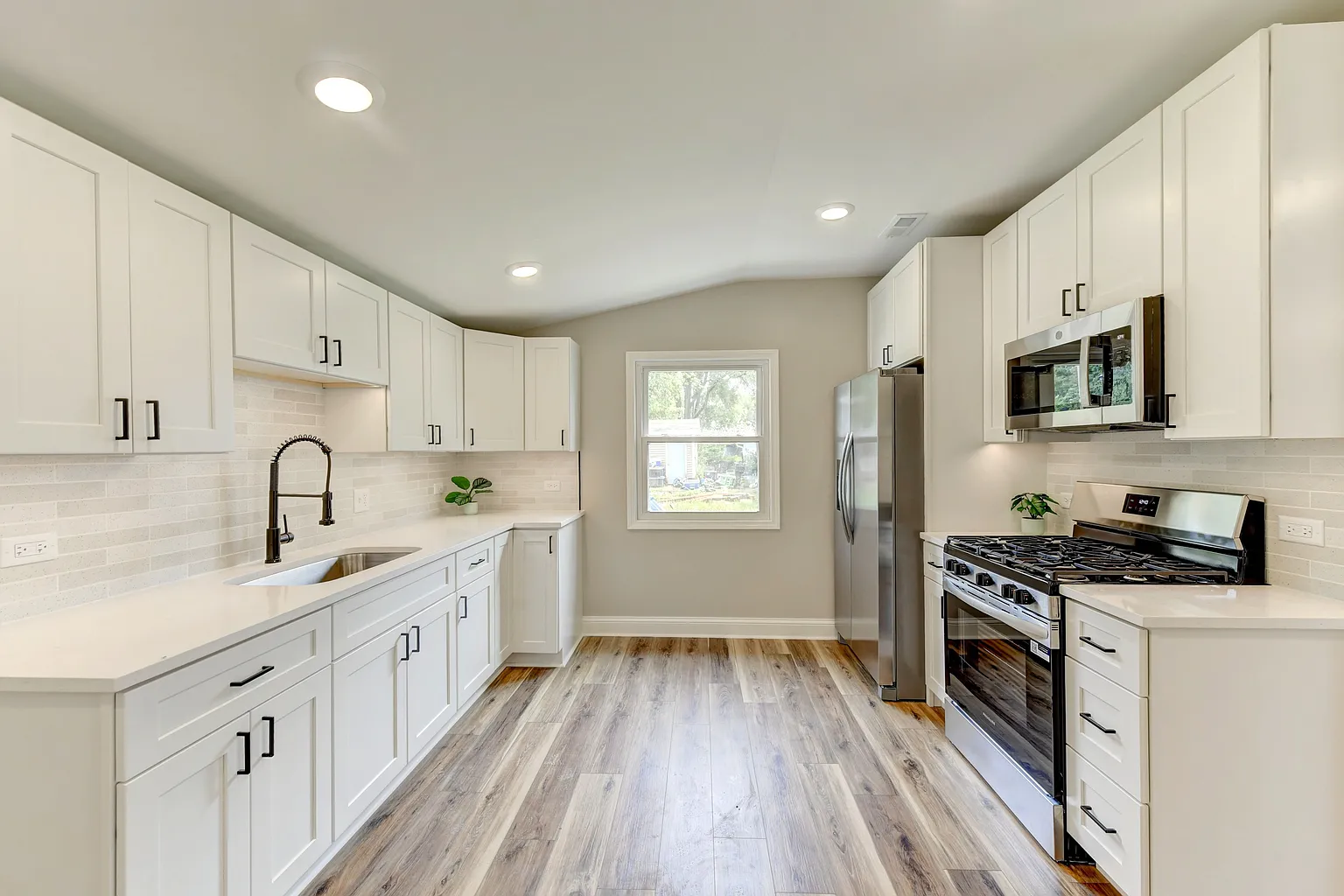 Dove White Shaker Kitchen Cabinets in Des Plaines, IL
