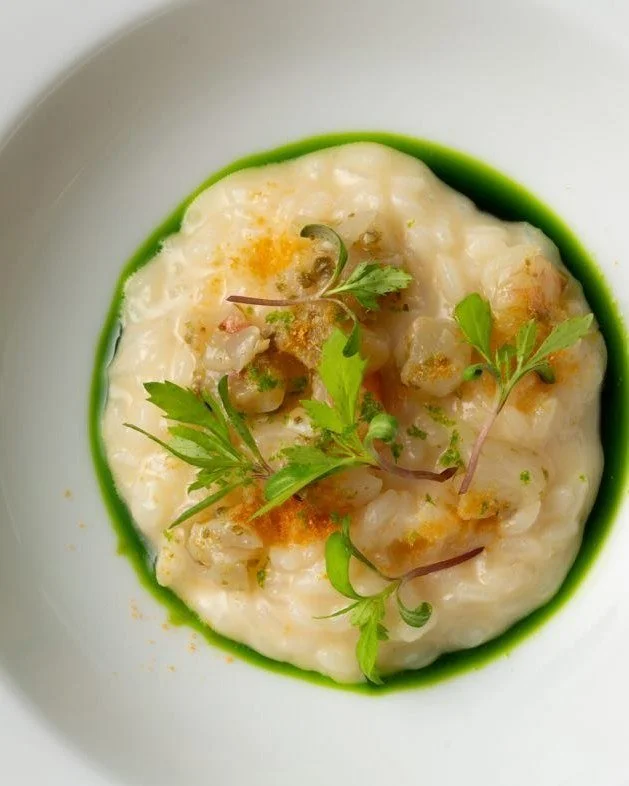 プロが作るうま藻料理 By 山本シェフ / サローネ2007
【うま藻のリゾット (2025年12月 新メニュー)】

サキホコレという秋田米とうま藻を使ったリゾット。

サキホコレの甘やかでふっくらとした味わいと、
うま藻の香りと旨味を最大限にいかした仕立てになっています。
リゾットはうま藻と少量のバターとチーズで繋ぎ、
自然な旨味で美味しさを底上げ。
アクセントで添えたタカエビ、ケッパー、ハーブ、ベルガモットが心地よく、
しっかりとした旨味がありながらも軽やかな料理になっています。
----