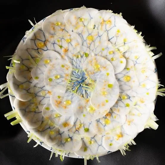 【うま藻が食べられるレストラン】
東京・八重洲 「8go(エゴ)」さま( @8go_tokyo )

🍽️ カブのカルパッチョ
透けるように薄くスライスしたカブの昆布〆。
アクセントとして散りばめられているのが、 私たちAlgaleXの 「うま藻」✨
「魚を減らさず、魚と同じ栄養をつくる」 
そんなうま藻のストーリーに共感いただき、採用してくださいました。

捨てられるはずだった「泡盛の粕」で育ったうま藻と、 オリーブとネギのまんまるオイル🟡🟢
カブの繊細な甘み &times; うま藻の深