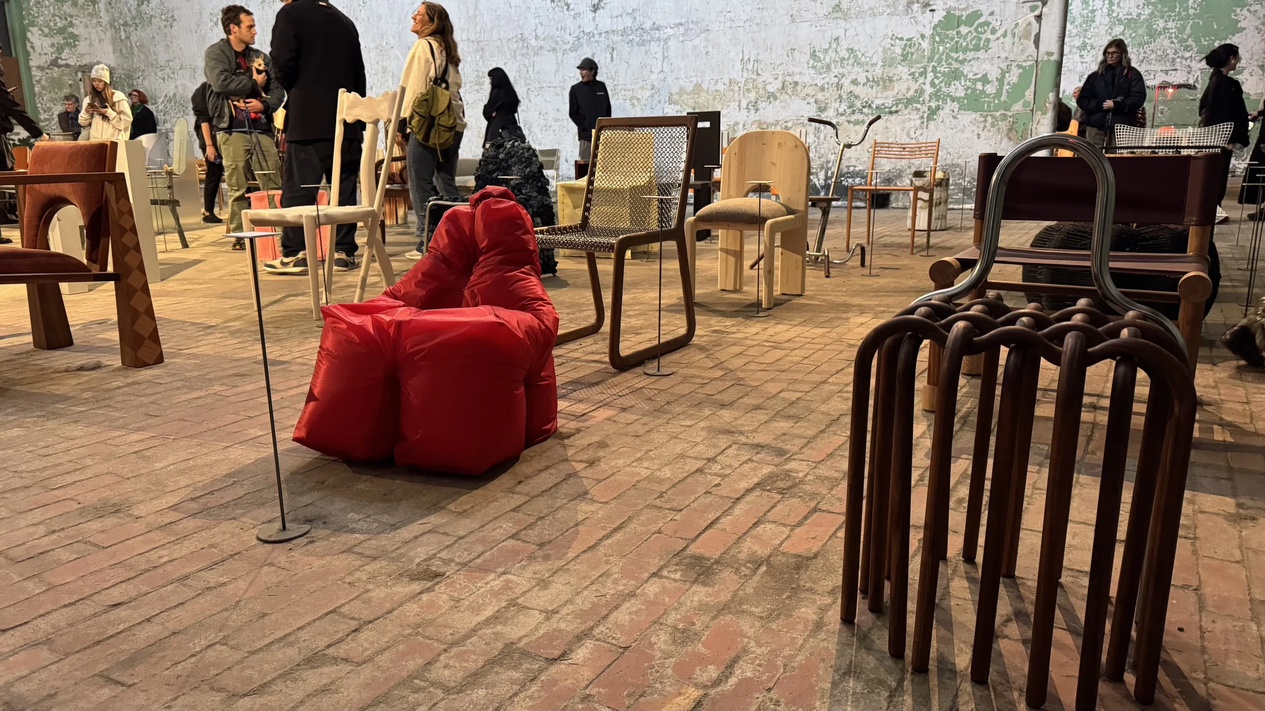 100 Chairs - Friends &amp; Associates