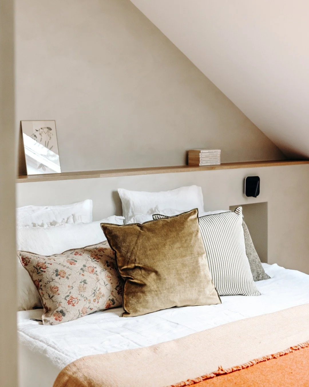 Rentr&eacute;e oblige, repensons nos espaces de vie. La chambre, lieu de ressourcement, m&eacute;rite une attention particuli&egrave;re.

Comment transformer un simple lit en v&eacute;ritable composition d&eacute;corative ? 💫

En ma&icirc;trisant l'