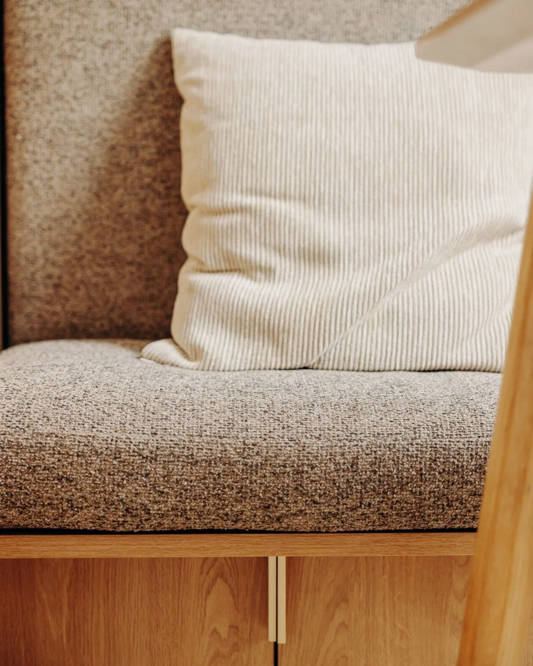 Projet G&eacute;raldy : focus sur la banquette sur-mesure✨

Nos clients r&ecirc;vaient d&rsquo;une banquette en L pour leur coin repas : elle structure l'espace, optimise les volumes et apporte beaucoup de personnalit&eacute; &agrave; la pi&egrave;ce