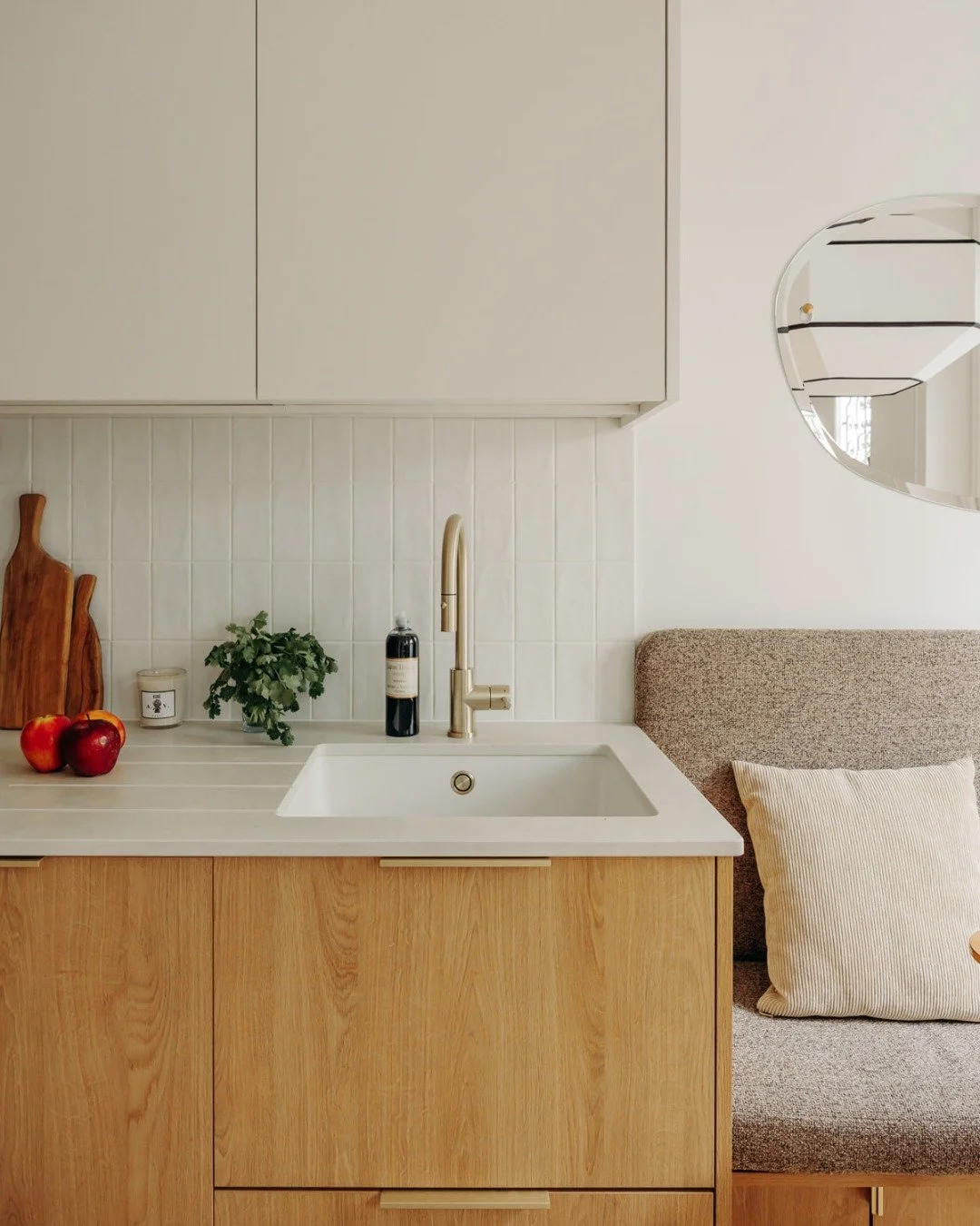 Projet G&eacute;raldy : poursuivons vers la cuisine ✨

Le souhait de nos clients ? Des espaces ouverts et fluides. 

Notre approche : laisser les mat&eacute;riaux cr&eacute;er le fil conducteur. 

Le parquet se prolonge sur tout le rez-de-chauss&eacu