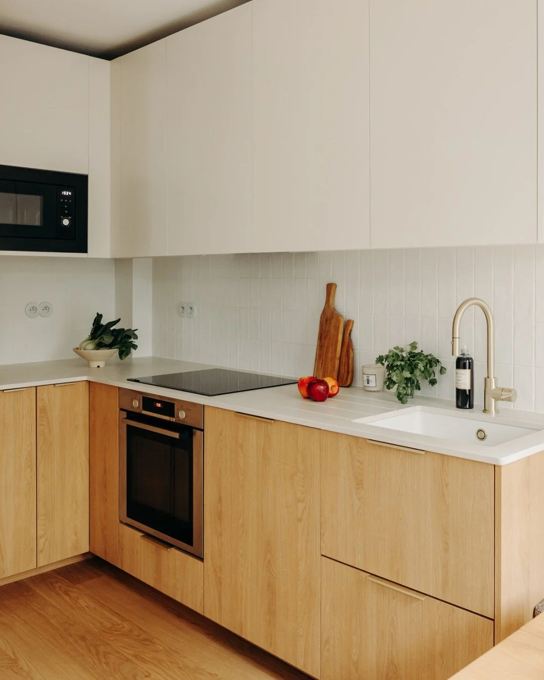 Projet G&eacute;raldy : dialogue de mati&egrave;res en cuisine.

L'agencement en L a &eacute;t&eacute; &eacute;tudi&eacute; pour maximiser la surface de plan de travail tout en int&eacute;grant avec discr&eacute;tion l'ensemble des &eacute;quipements