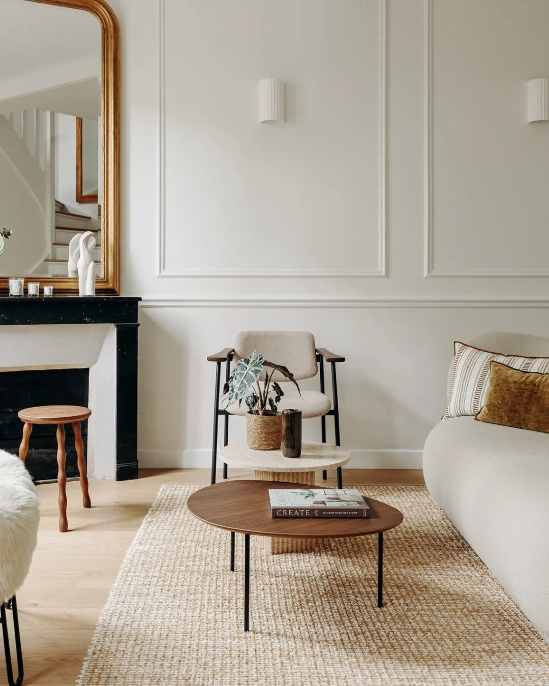 Dans le salon de notre projet G&eacute;raldy les lignes structurent, les courbes adoucissent.

➰ Swipez pour d&eacute;couvrir la biblioth&egrave;que sur mesure imagin&eacute;e pendant plusieurs semaines avec nos clients, et r&eacute;alis&eacute;e par