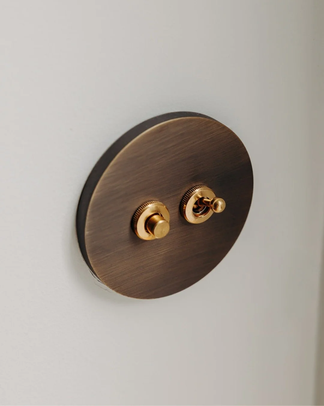 Les d&eacute;tails font la diff&eacute;rence&hellip;

Ce petit bijou d'interrupteur en finition bronze sign&eacute; @empereur.paris chez @heure_industrielle a conquis nos clients du projet Geraldy &mdash; et nous aussi ✨
.
.
.
Conception et stylisme 