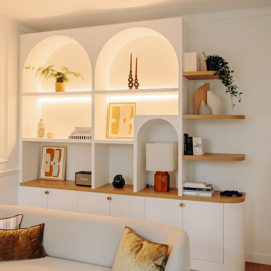 D&eacute;tails de la biblioth&egrave;que sur mesure de notre projet G&eacute;raldy : dot&eacute;e de plusieurs sources d&rsquo;&eacute;clairage, elle permet de moduler l&rsquo;ambiance du s&eacute;jour le soir ✨

R&eacute;alisation de la biblioth&egr