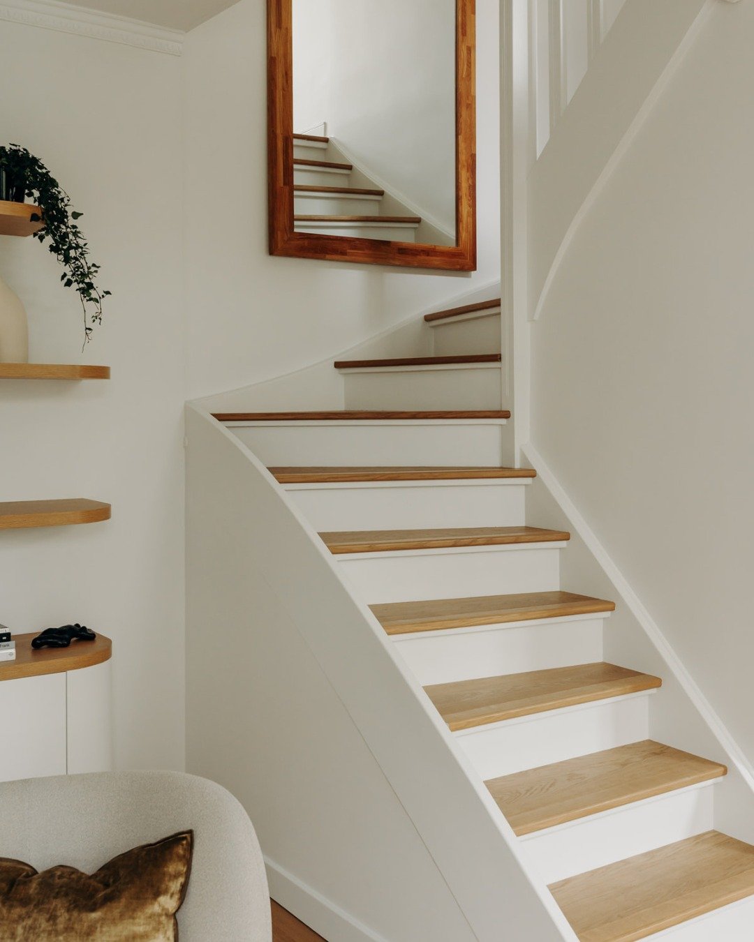 Avant/apr&egrave;s : m&eacute;tamorphose d'un escalier ✨

Lors de la r&eacute;novation compl&egrave;te du rez-de-chauss&eacute;e de cette maison, l'ancien escalier imposait sa pr&eacute;sence massive et son rev&ecirc;tement cr&eacute;ait une rupture 