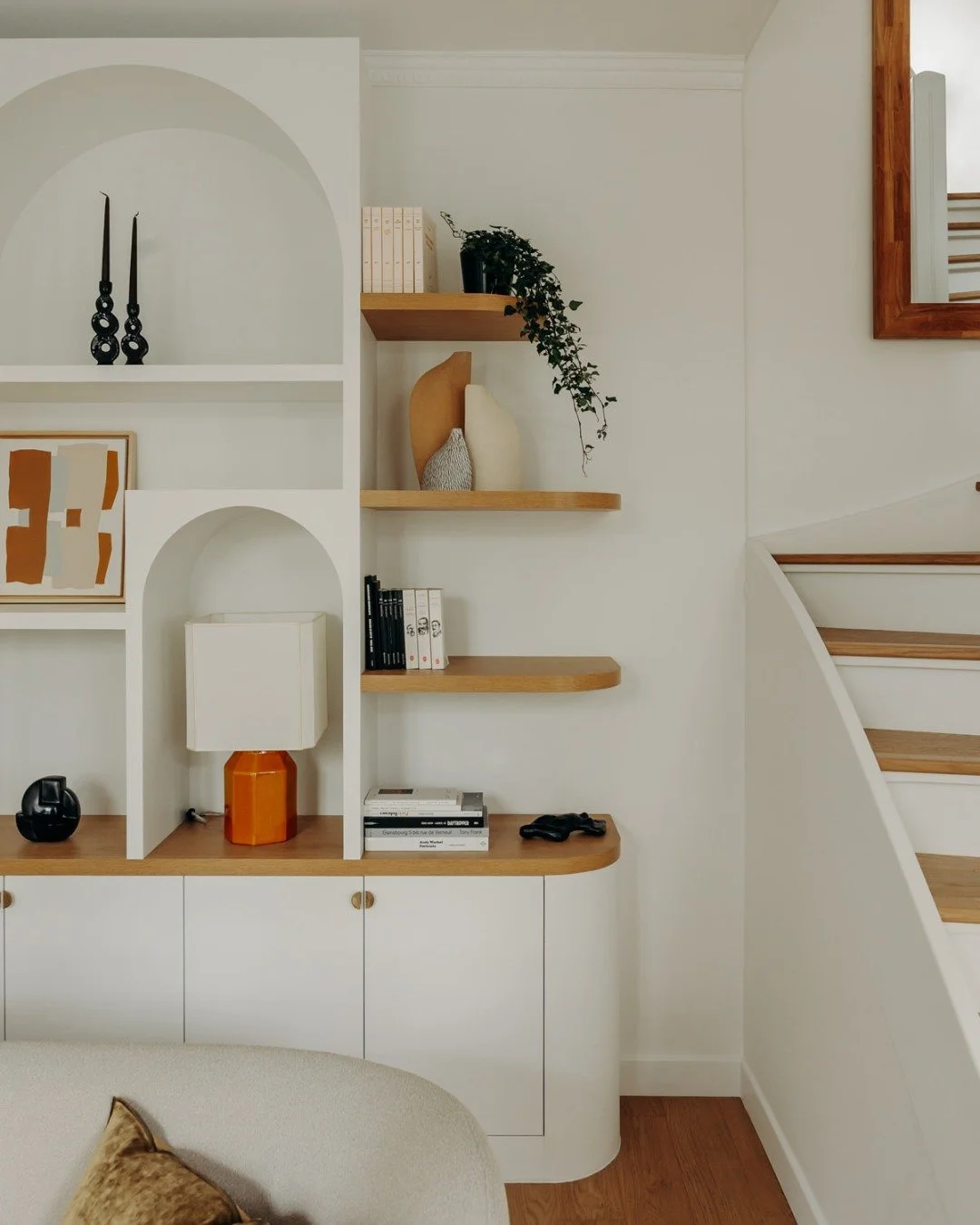 Dans une maison familiale de Bois-Colombes, cette biblioth&egrave;que sur mesure r&eacute;v&egrave;le une attention port&eacute;e &agrave; chaque d&eacute;tail. 
Un duo de mat&eacute;riaux structure l'ensemble : la laque mate dans la teinte des murs 