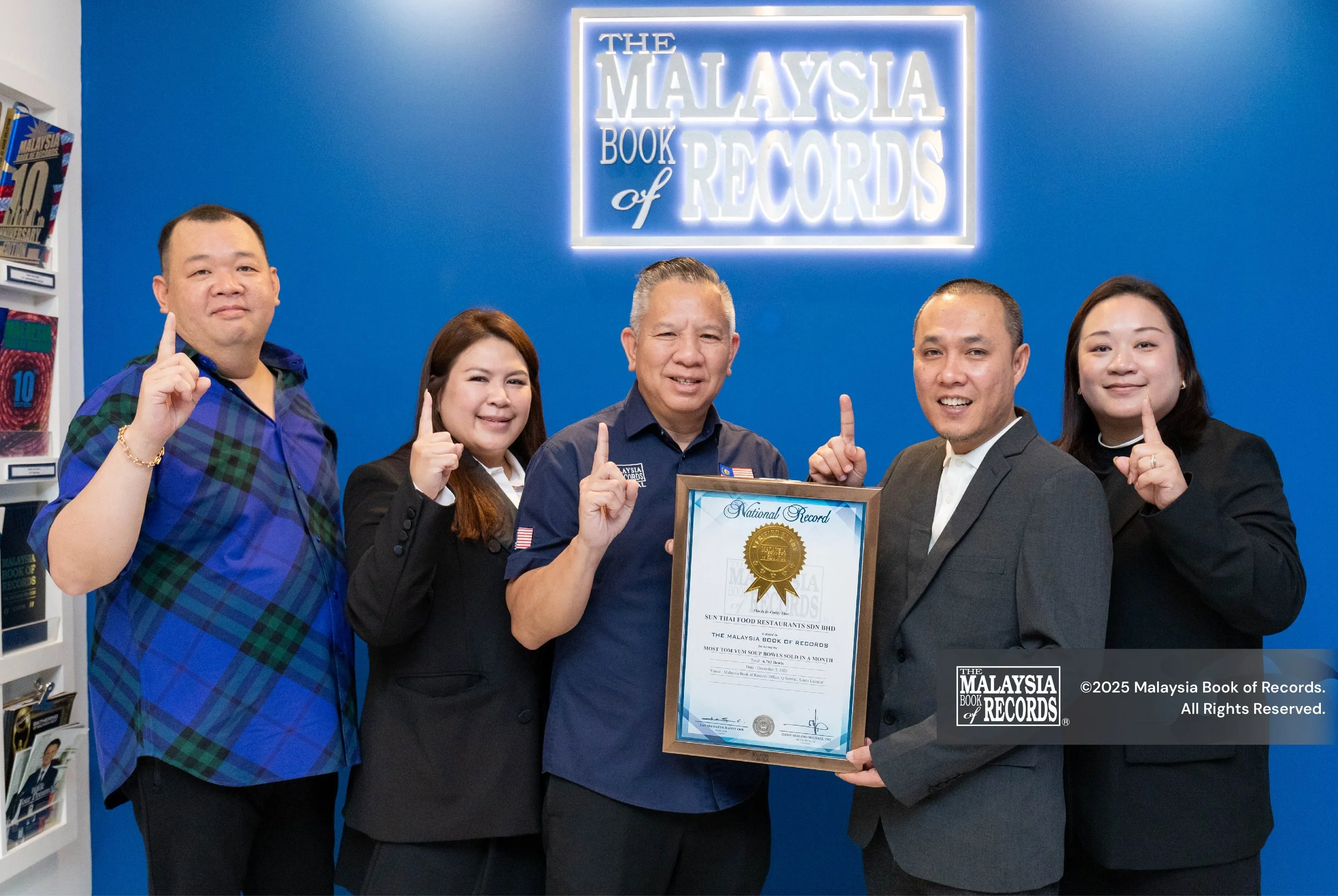 the group picture of Sun Thai Food getting Malaysia Book of Records for the Most Tom Yum Soup Bowls Sold in a Month