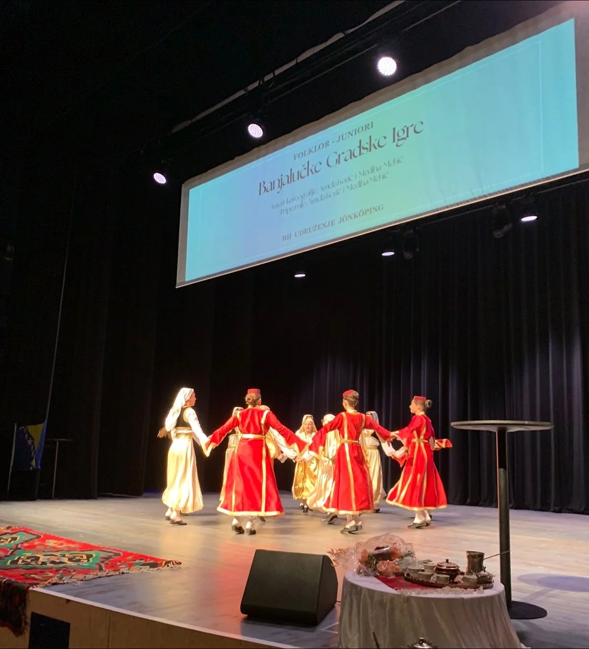 A nije da samo volimo muziku &ndash; mi volimo i da zaigramo!
Na&scaron;e folklorne sekcije to najbolje znaju pokazati, jer kad zaigra srce, zaigra i noga. 💃
Ovo su na&scaron;i Ljiljani u kategoriji juniori, ponos BHU J&ouml;nk&ouml;ping!
Tolika ene