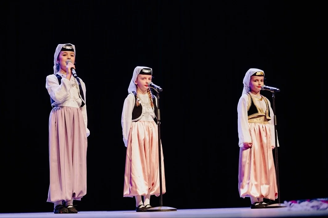 Na&scaron;a djeca su hrabra i puna samopouzdanja &ndash; oni sve to odrade toliko profesionalno, kao da su rođeni na sceni.
Svaki njihov nastup je mali dokaz koliko ljubavi, truda i talenta nose u sebi. 🇧🇦💛