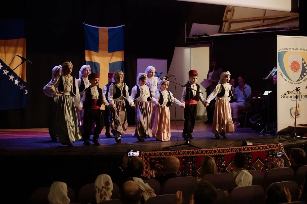 Jučer smo učestvovali na Regionalnoj smotri kulture u Gislavedu i s ponosom možemo reći da smo osvojili prvo mjesto u svim prijavljenim kategorijama! 🏆
Ogroman ponos na na&scaron;u djecu i sve članove, va&scaron; trud, rad i ljubav prema kulturi su 