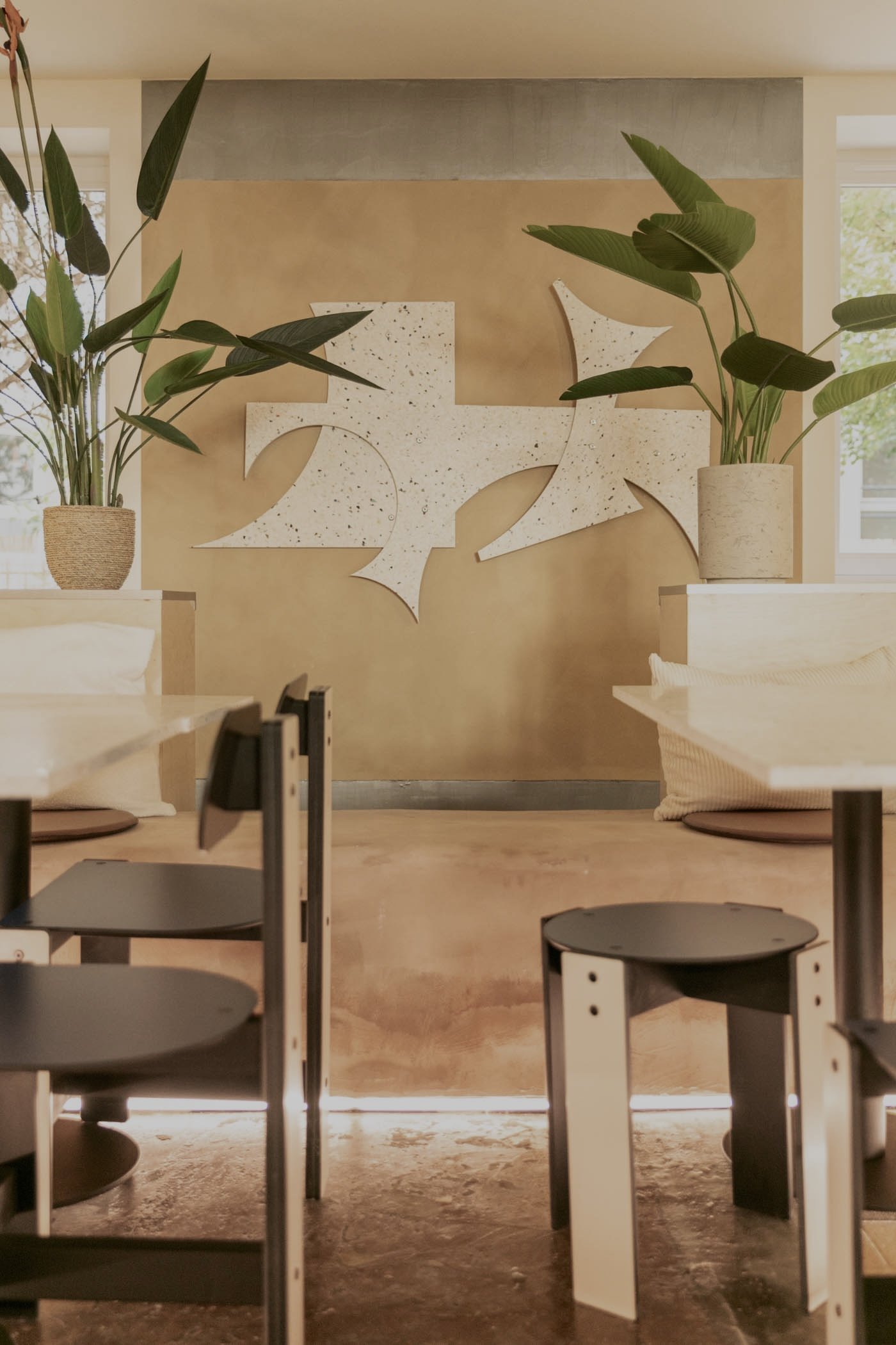 cohabs-house-charonne66-1544-coliving-paris-shared-dining-table-diningroom-vertical-hidden 2.jpg