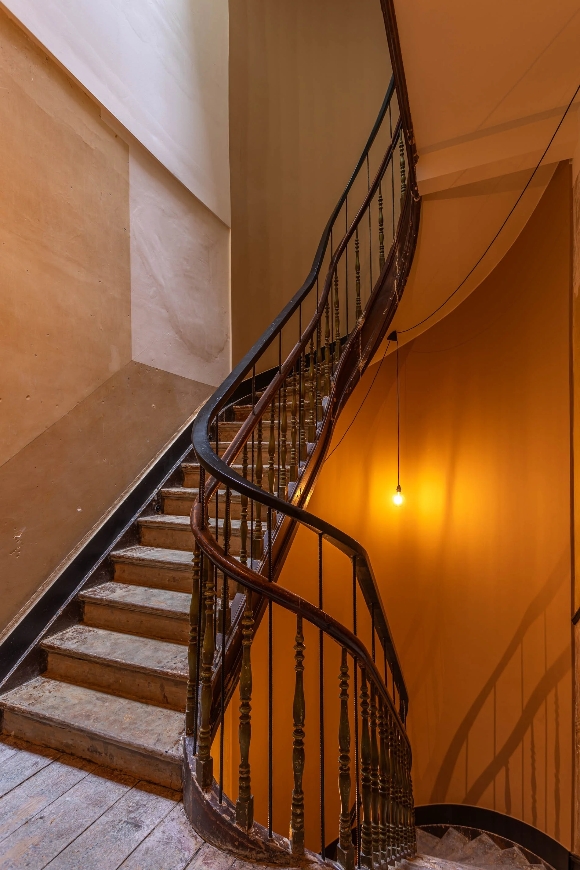 cohabs-house-botanique314-0331-coliving-brussels-stairs-corridor-interiordesign-virtual-tour-vertical.jpg