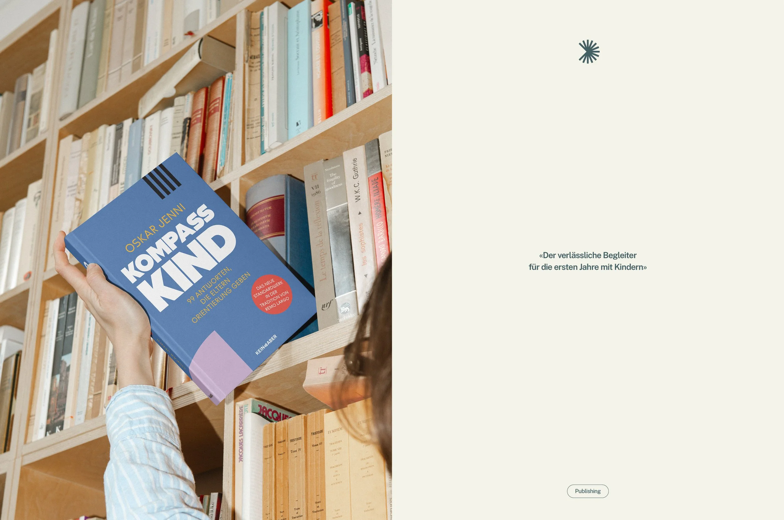 Frau nimmt Buch "Kompass Kind" von Kein & Aber aus dem Bücherregal, sanfte Farbtöne. Close-up