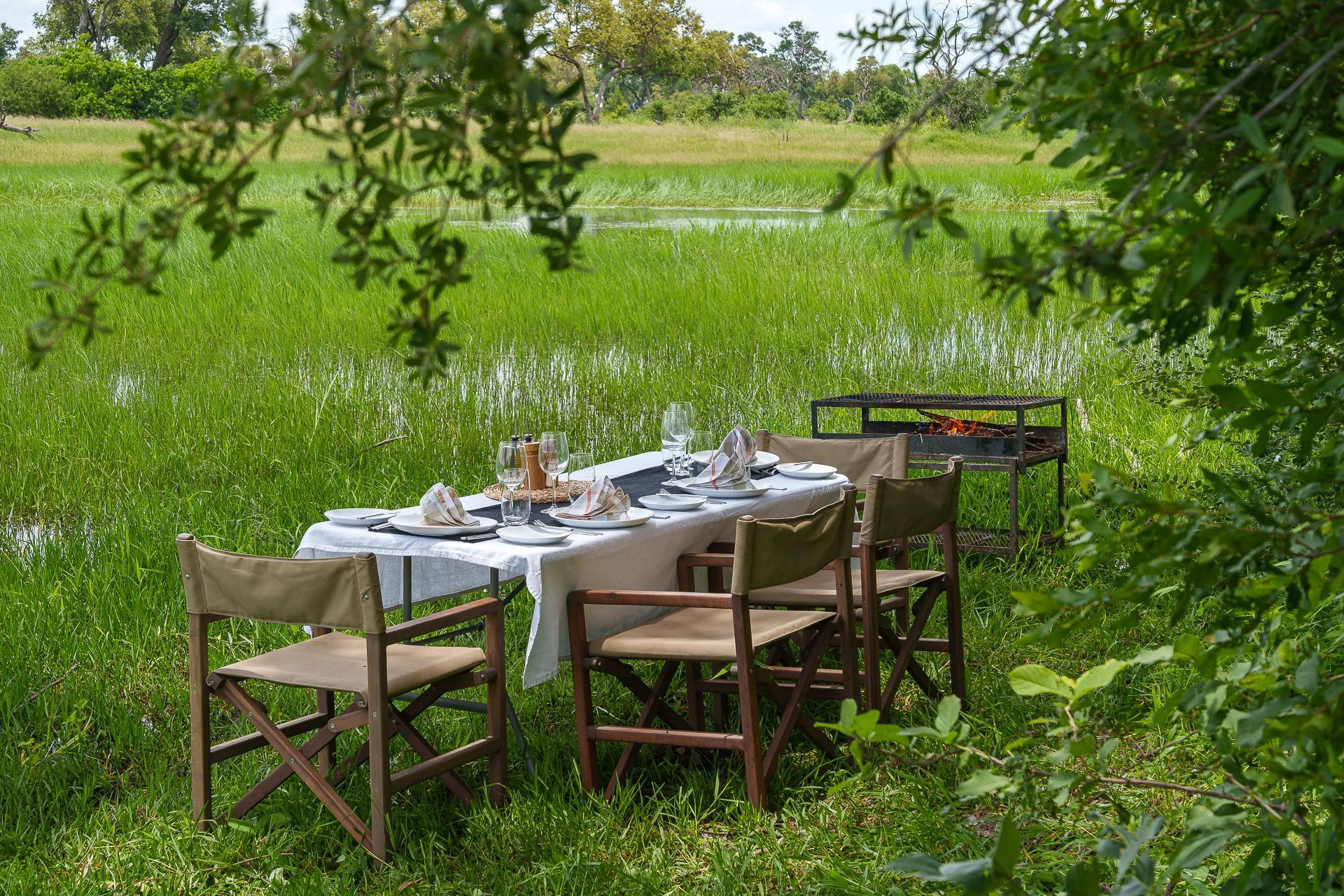 Game Drive - Table setting in the bush.JPG