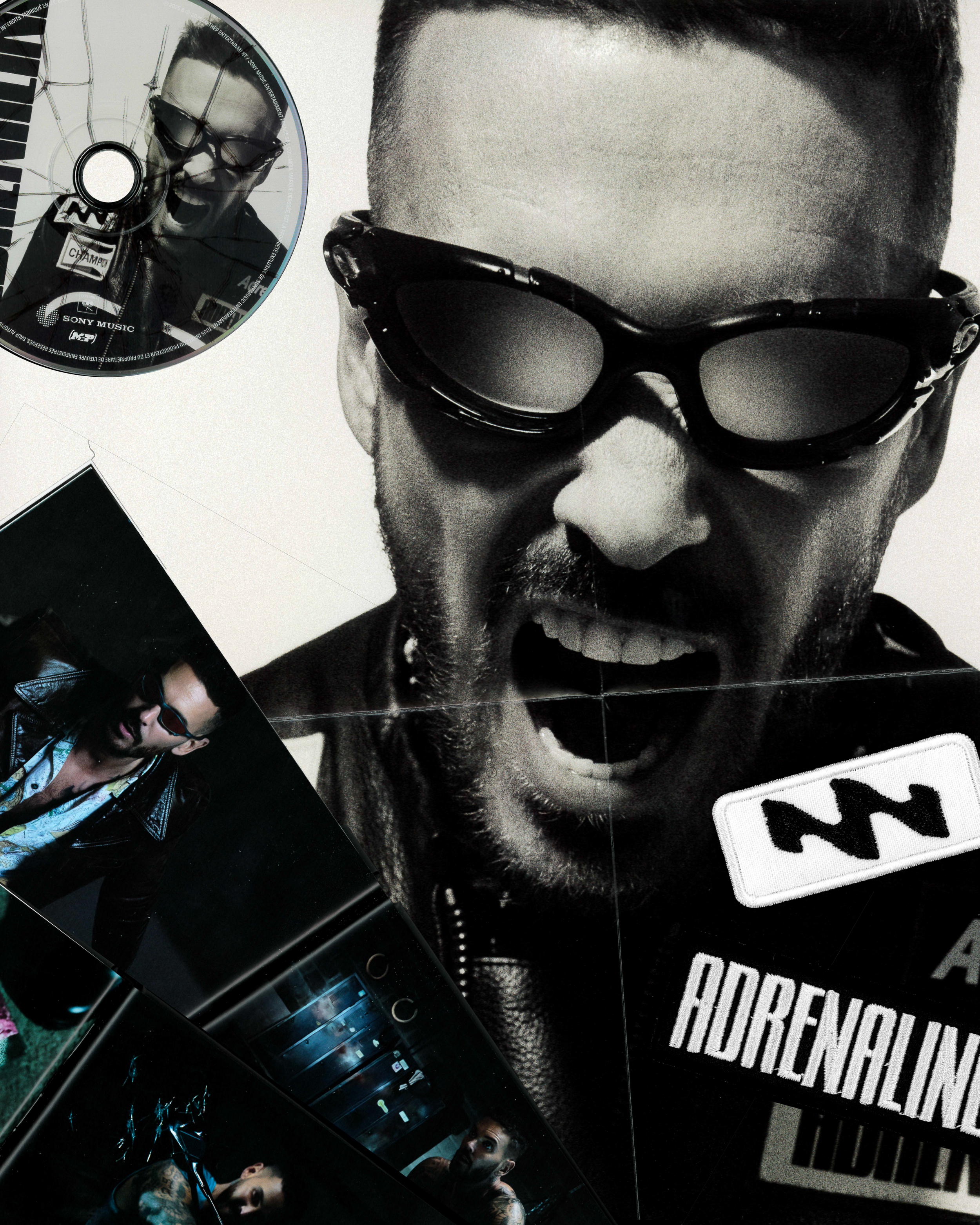 Photographie en noir et blanc d’un homme avec des lunettes de soleil noires criant ou chantant, portant une veste en cuir, accompagnée de plusieurs autres images plus petites de la même personne en différentes poses, et d’un disque compact à la surface reflective.