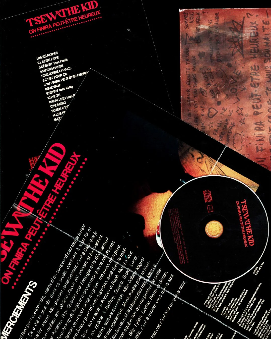 Une pochette d'album de TSEW THE KID avec liste de chansons en français et une carte avec des notes manuscrites
