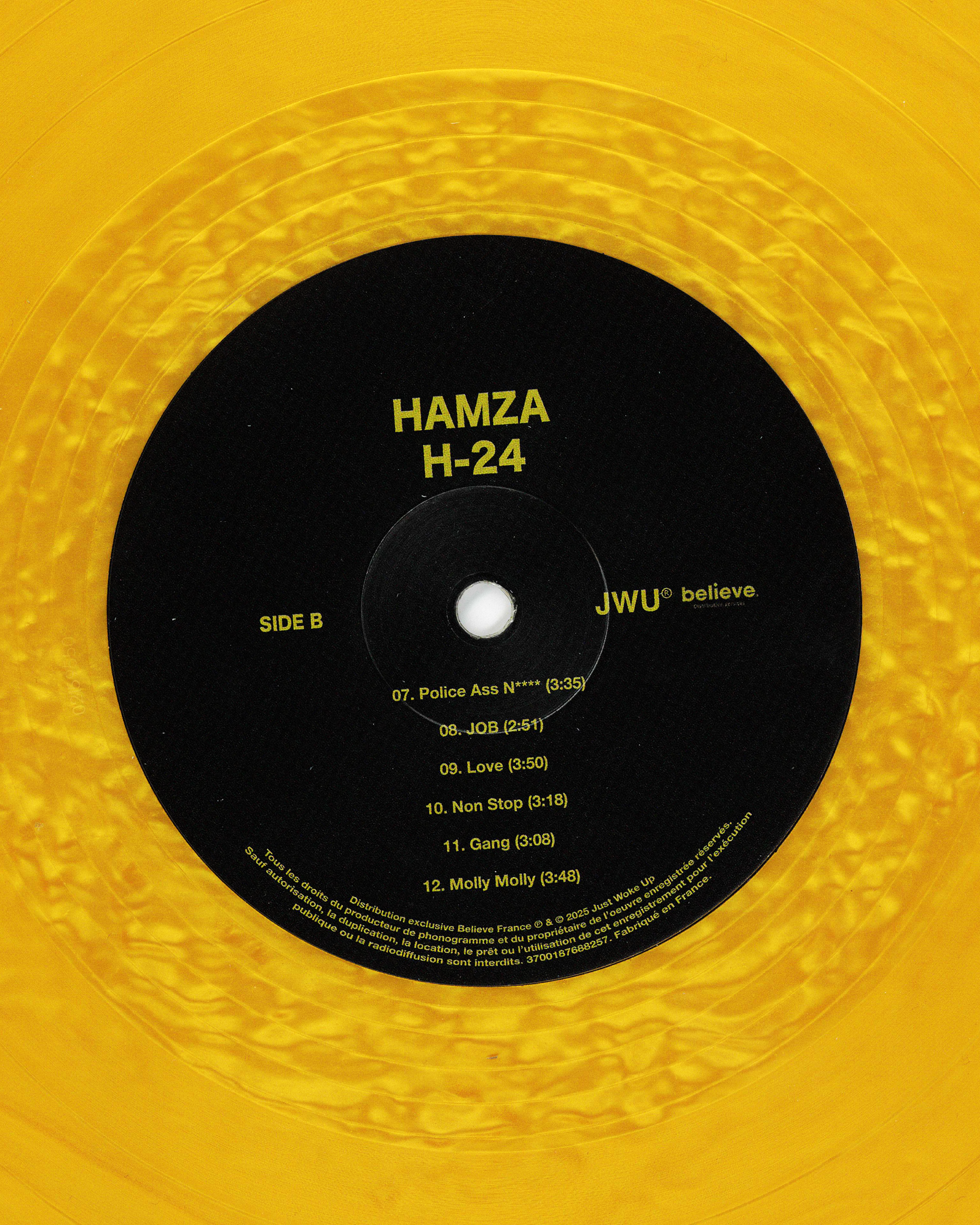 Une disquette vinyle noire avec un centre jaune, portant le texte "HAMZA H-24" et une liste de chansons avec leurs durées.