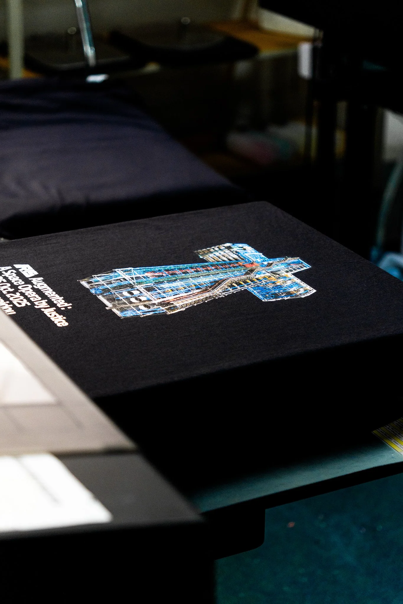 Un livre à couverture noire avec une photo en couleur d'une structure métallique et des textes en blanc.