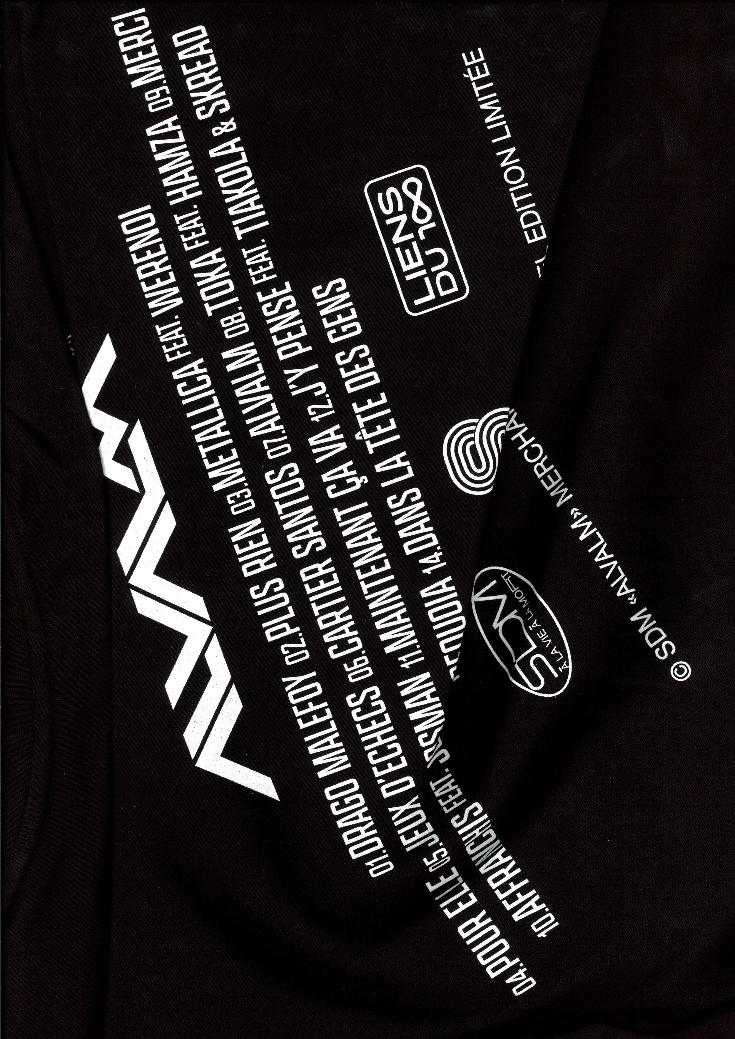 Détails de texte imprimé sur un vêtement noir, mentionnant des collaborations et des symboles liés à une marque ou un produit